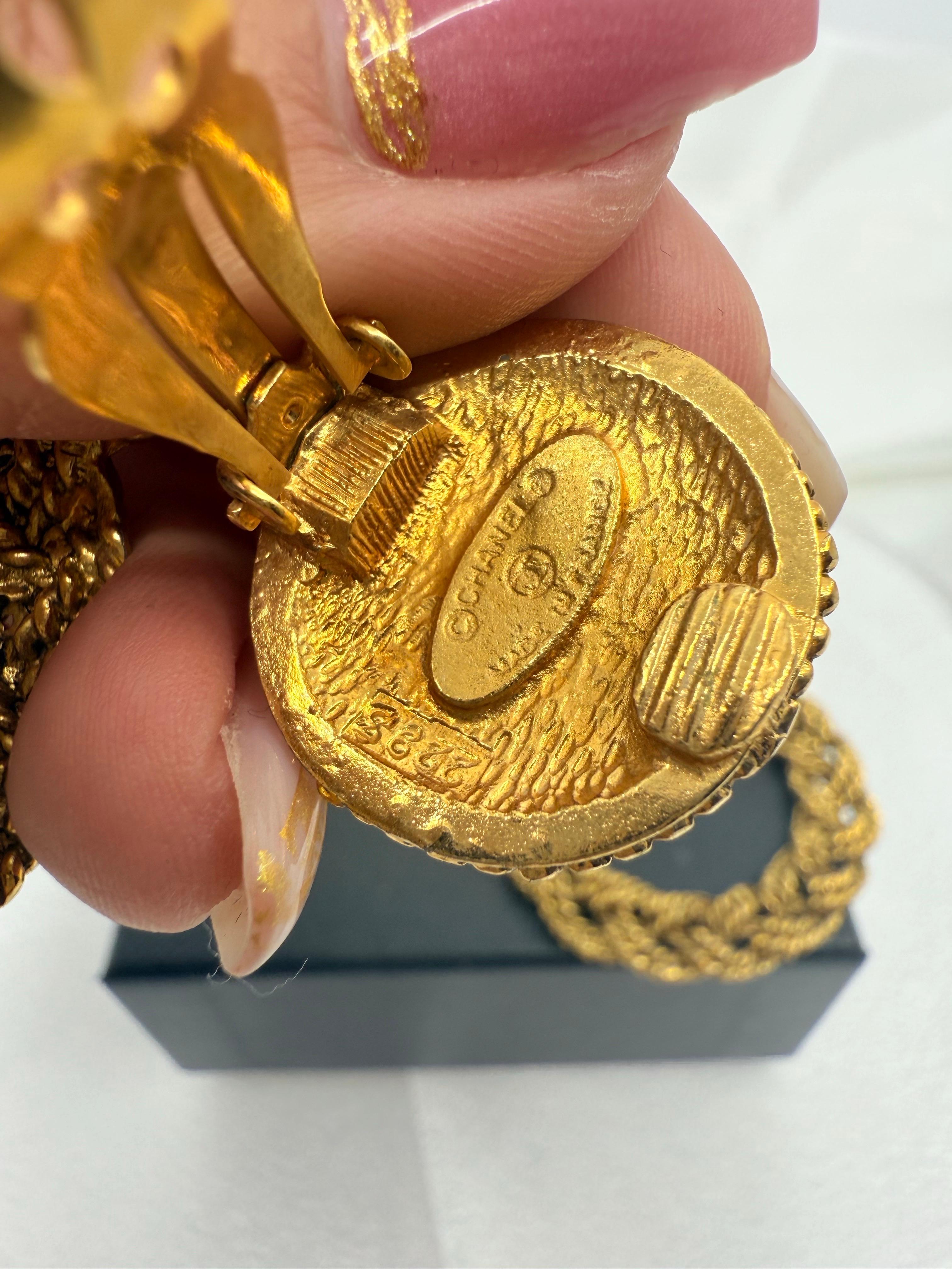 Orecchini Chanel XL in oro con clip a cerchio e penzoloni in vendita 4