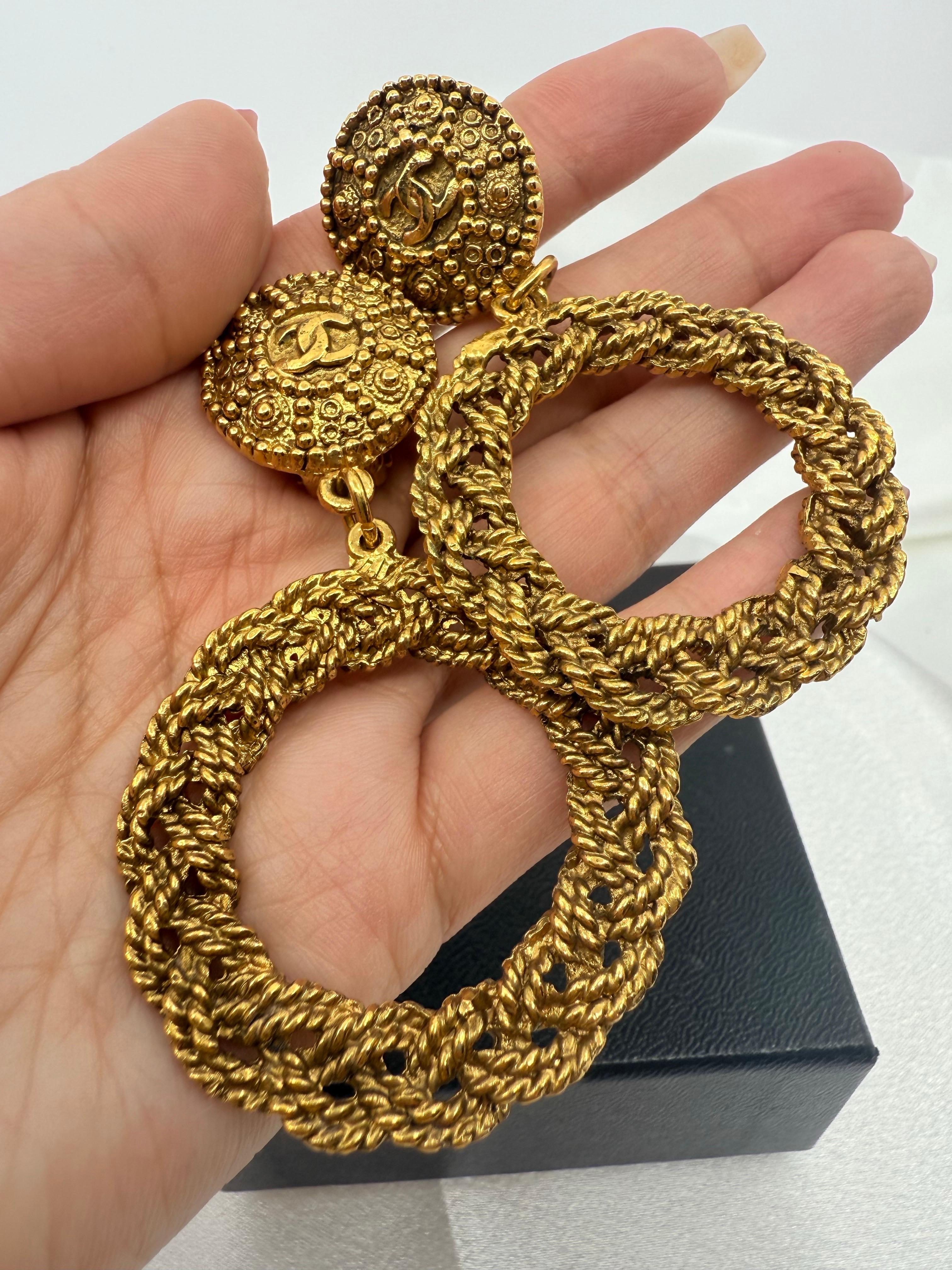 Orecchini Chanel XL in oro con clip a cerchio e penzoloni in vendita 5