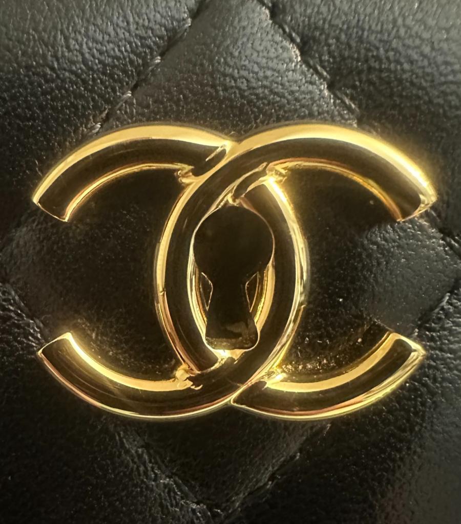 Coffre à bijoux Chanel XL matelassé avec clés et boîte de rangement en or en vente 8