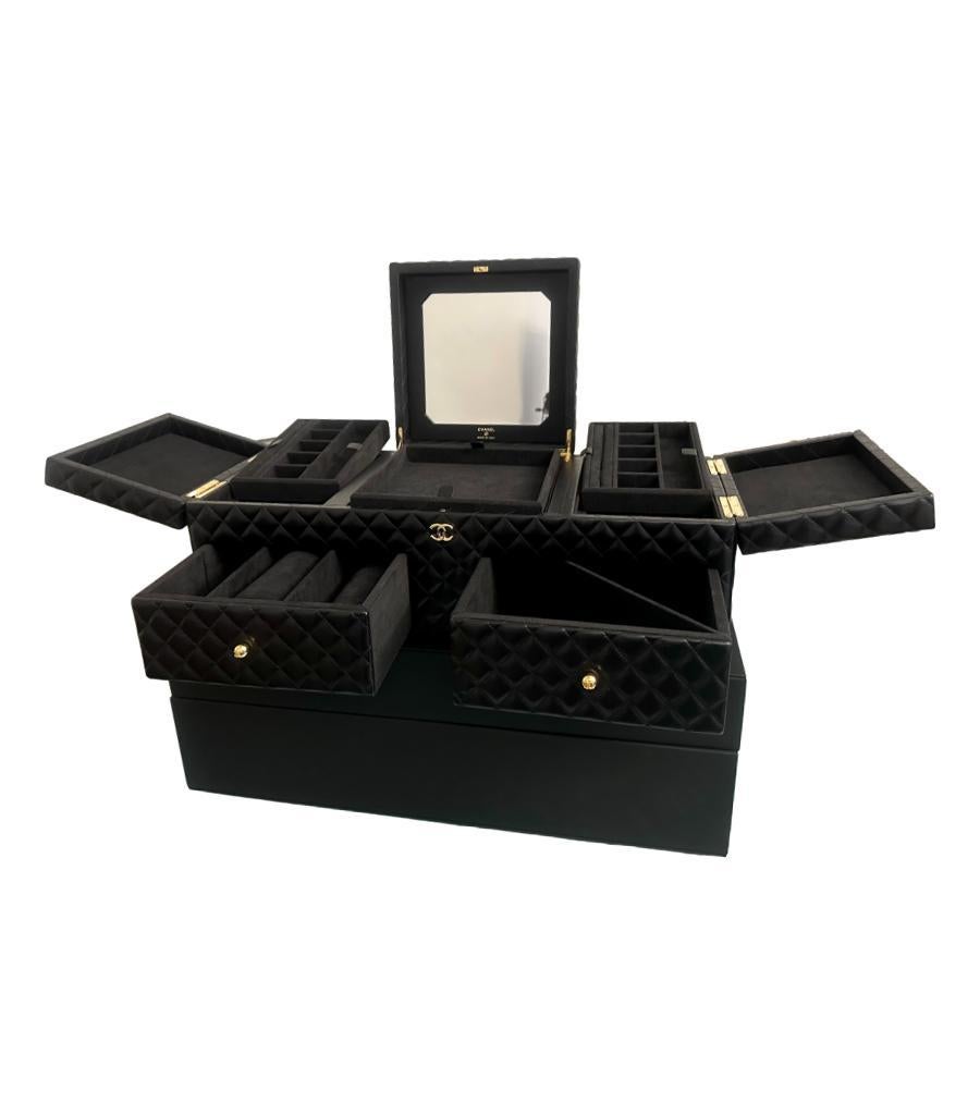 Chanel XL Leder Diamant gesteppte Schmucktruhe mit goldenen Schlüsseln und Aufbewahrungsbox im Zustand „Hervorragend“ im Angebot in London, GB