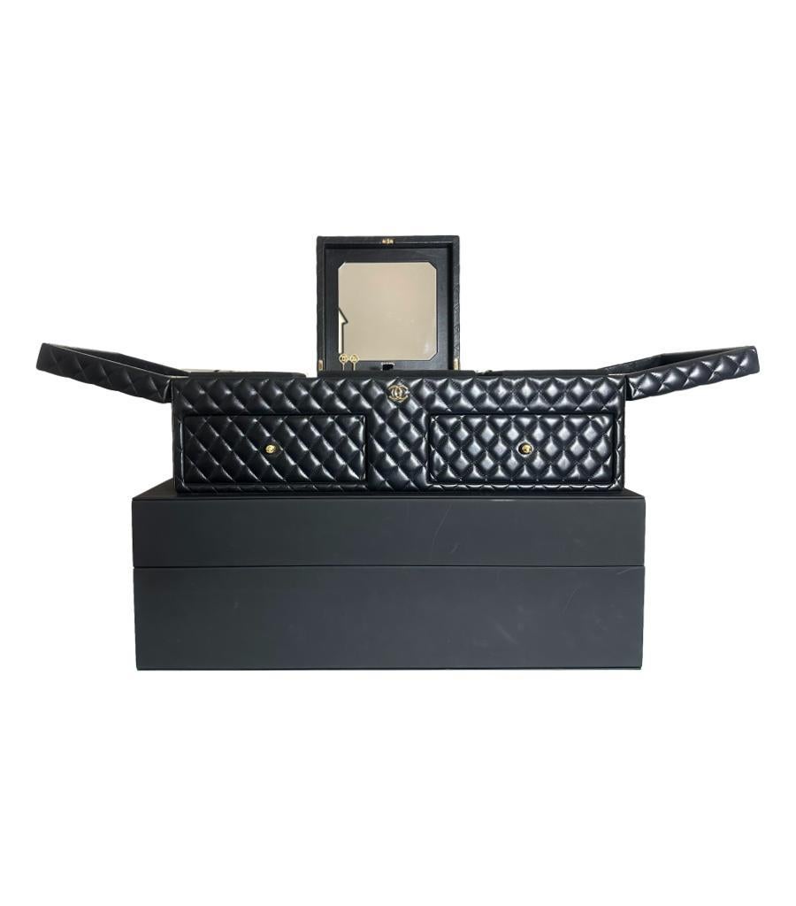Coffre à bijoux Chanel XL matelassé avec clés et boîte de rangement en or Pour femmes en vente
