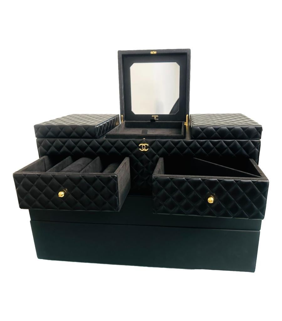 Chanel XL Leder Diamant gesteppte Schmucktruhe mit goldenen Schlüsseln und Aufbewahrungsbox im Angebot 1