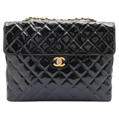 Chanel XL Maxi Schwarze gesteppte Lackleder-Tasche mit einer Klappe und Kette 92ca66