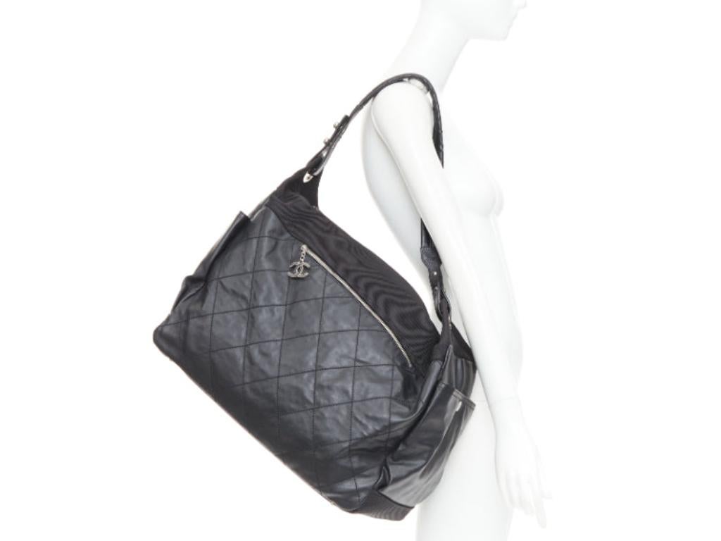CHANEL XL Paris-Biarritz noir toile enduite argent CC crossbody travel hobo bag
Référence : JHDN/A00120
Marque : Chanel
Modèle : Chanel Paris-Biarritz XL Hobo Bag
MATERIAL : Toile, cuir
Couleur : noir, argent
Motif : Solide
Fermeture : Zip
Doublure