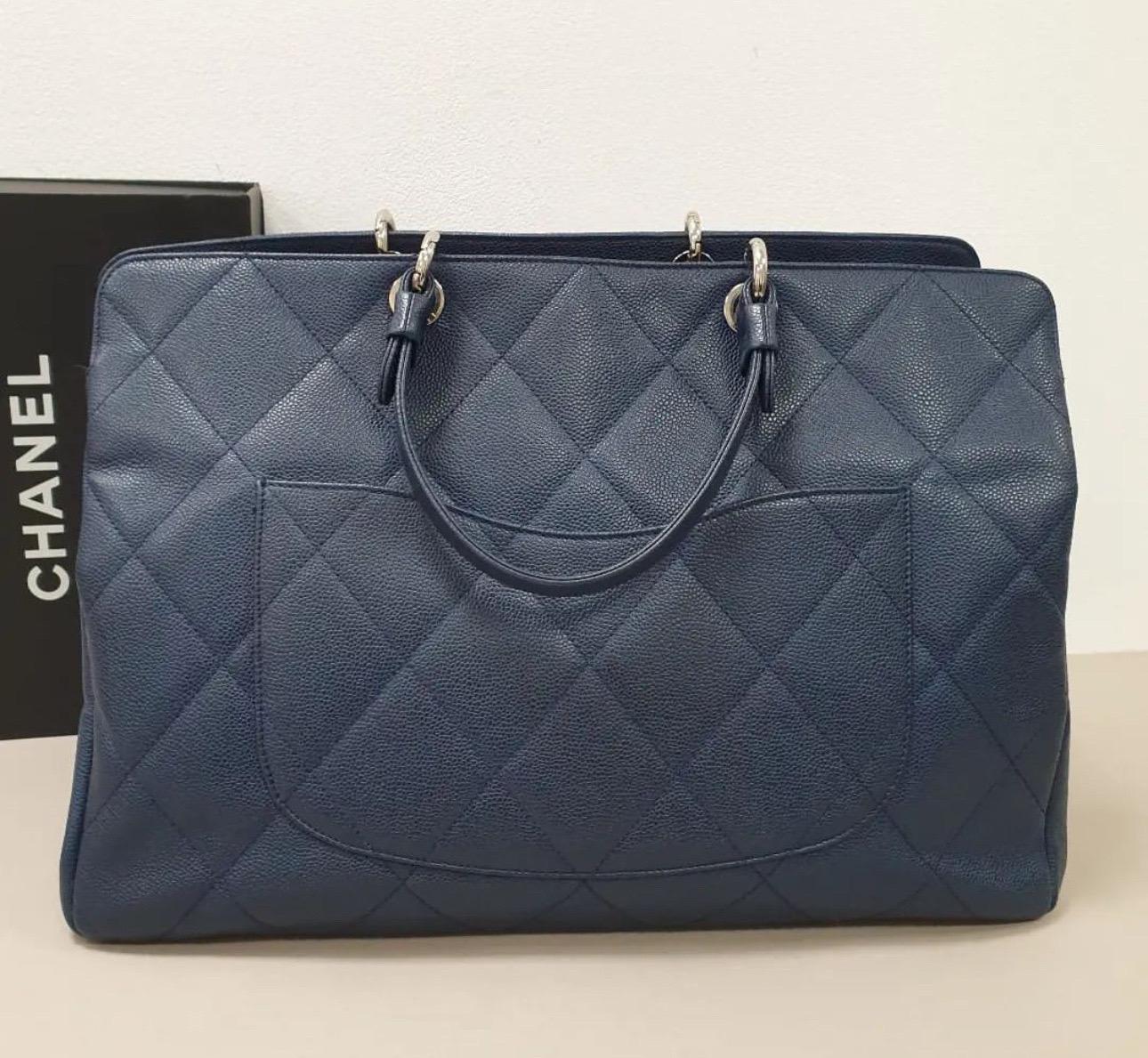 

        Chanel Tote
        By Karl Lagerfeld
        Blue
        Interlocking CC Logo & Quilted Pattern
        Silver-Tone Hardware
        Flat Handles
        Grosgrain Lining & Dual Interior Pockets
        Zip Closure at Top


    Handle