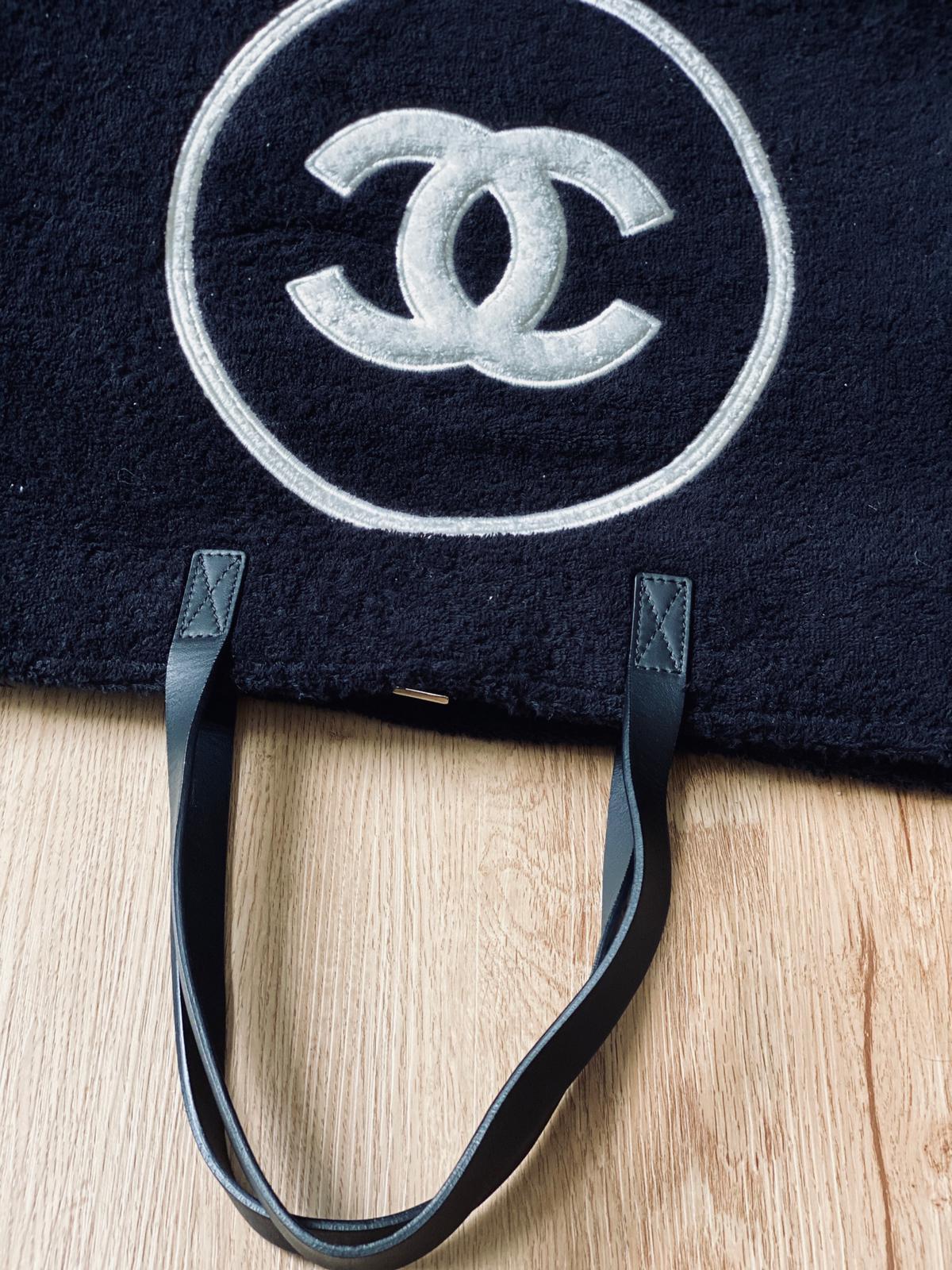 Chanel XL Strandtasche aus Baumwolle mit schwarzem und weißem Top-Griff im Angebot 6