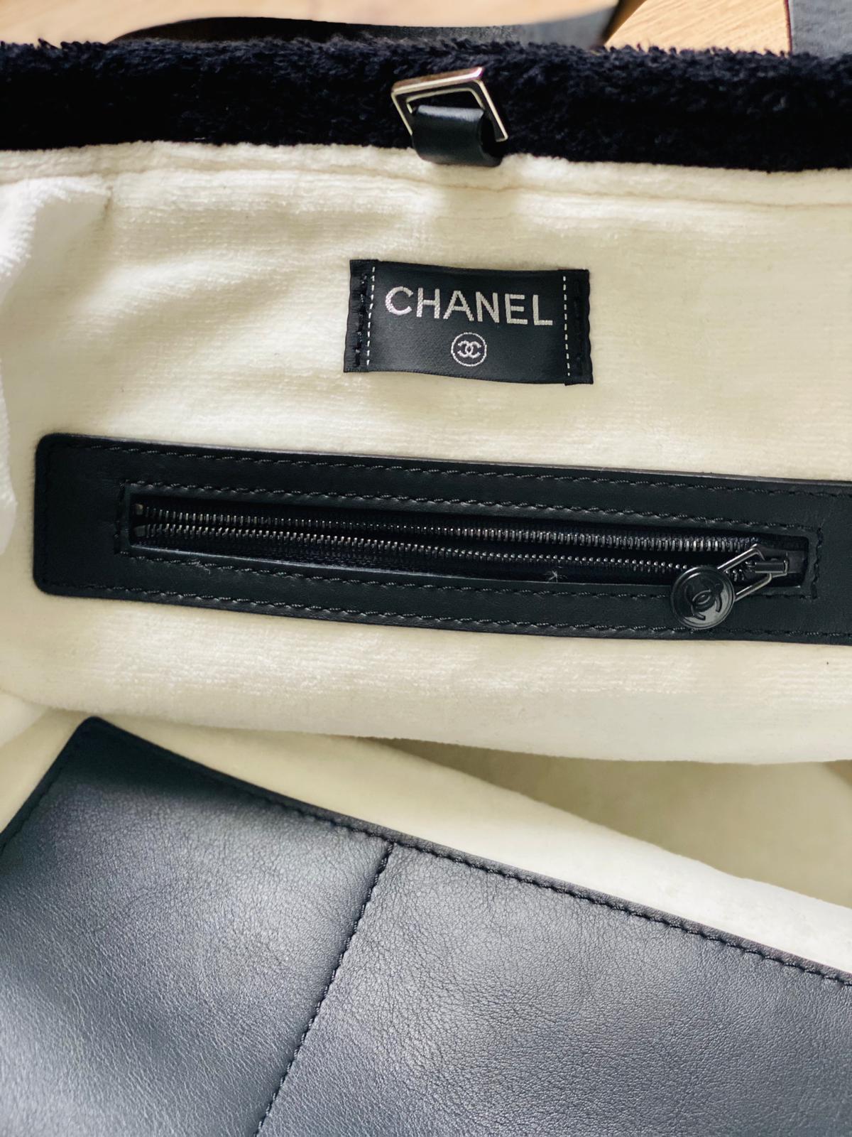 Noir Sac fourre-tout de plage Chanel XL en coton terry noir et blanc à poignée supérieure en vente