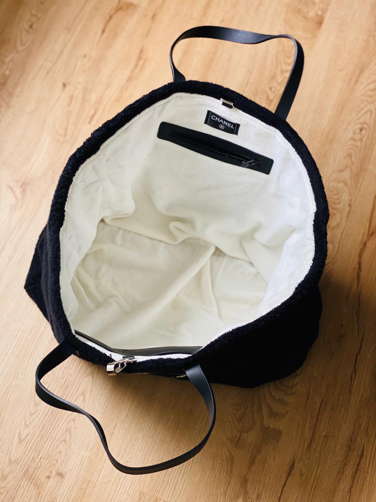 Chanel XL Strandtasche aus Baumwolle mit schwarzem und weißem Top-Griff im Angebot 3