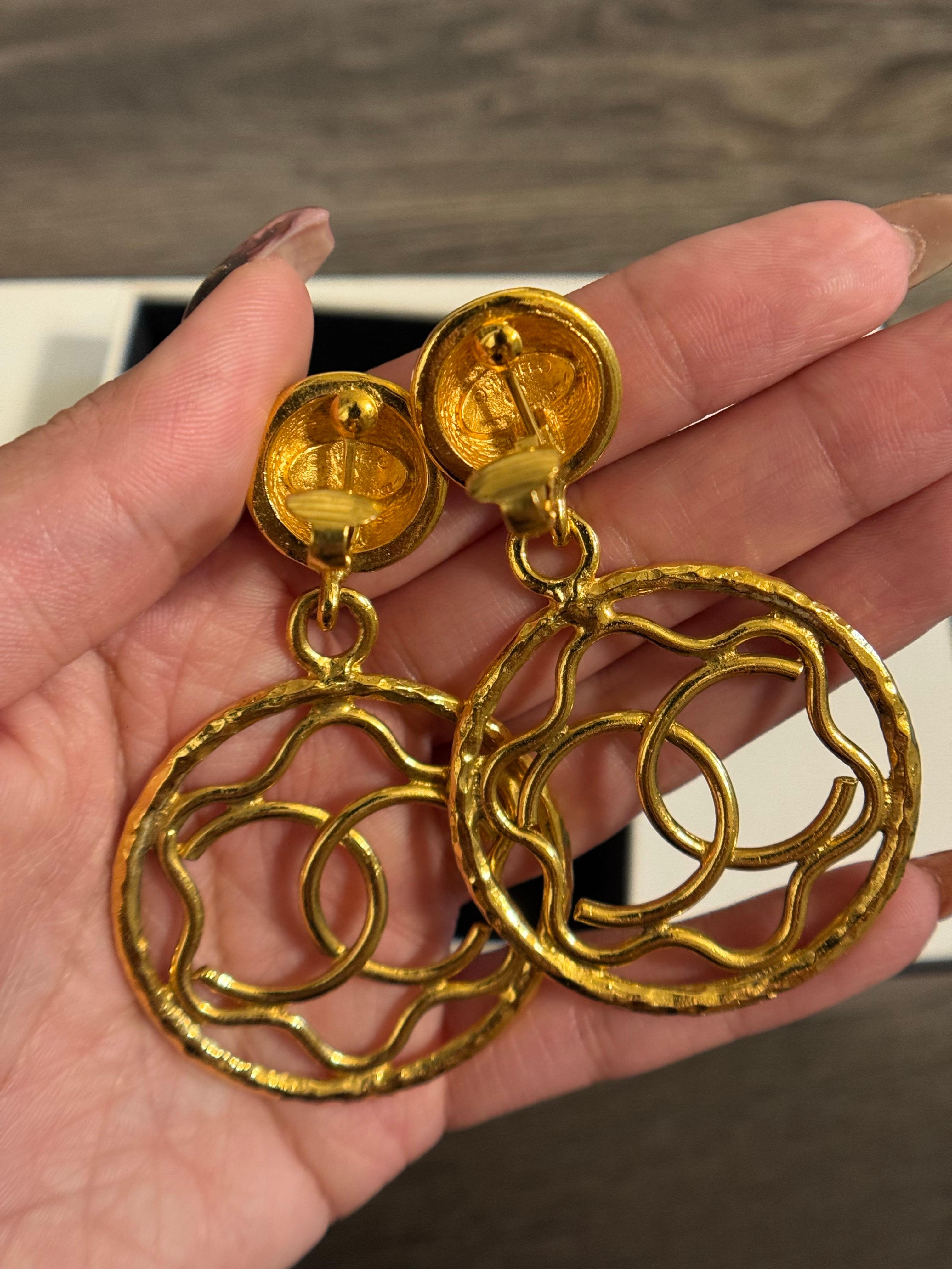 Chanel XL Vintage Gold CC Dangle Clip On Statement-Ohrringe im Angebot 6