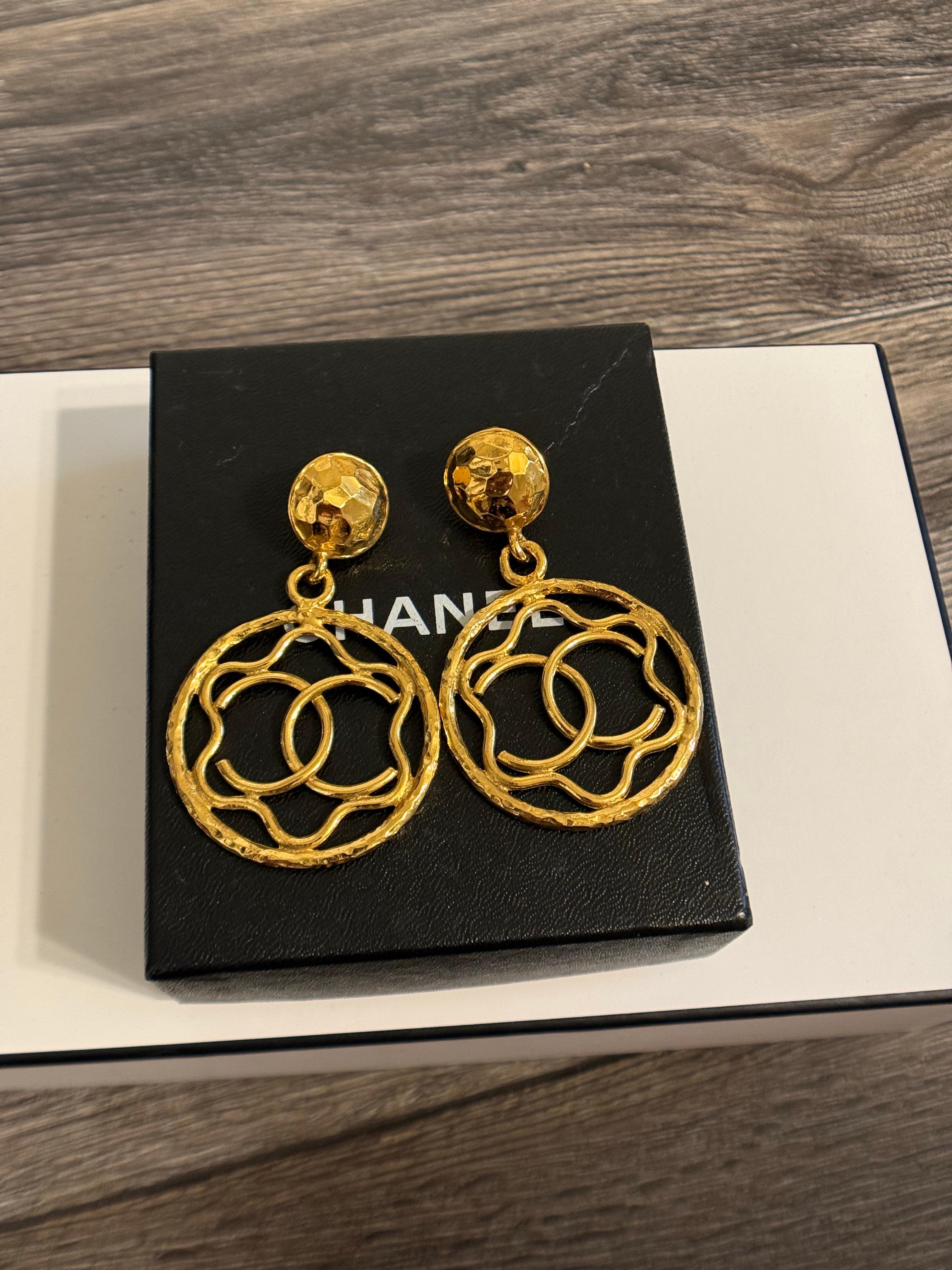 Chanel XL Vintage Gold CC Dangle Clip On Statement-Ohrringe im Angebot 7