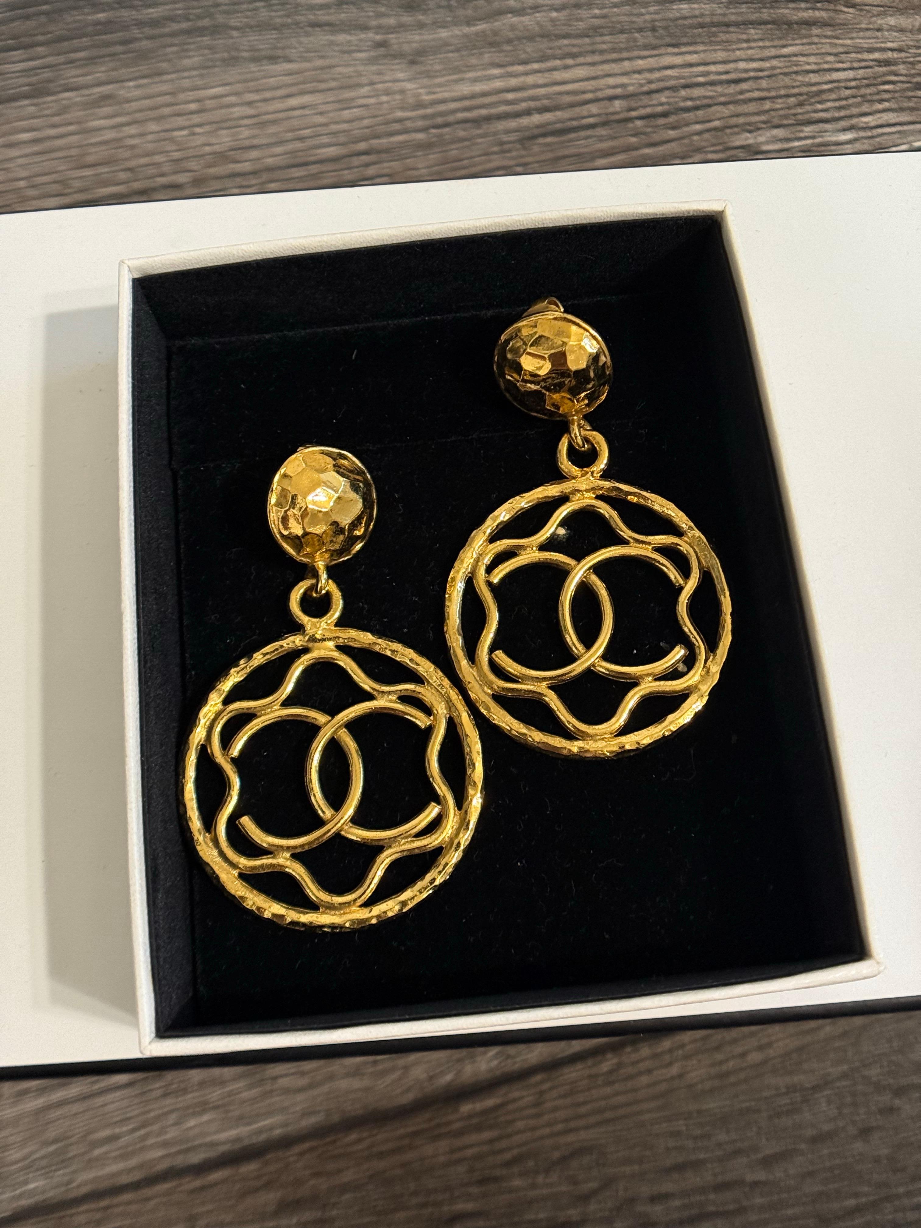 Chanel XL Vintage Gold CC Dangle Clip On Statement-Ohrringe im Zustand „Gut“ im Angebot in Bellevue, WA