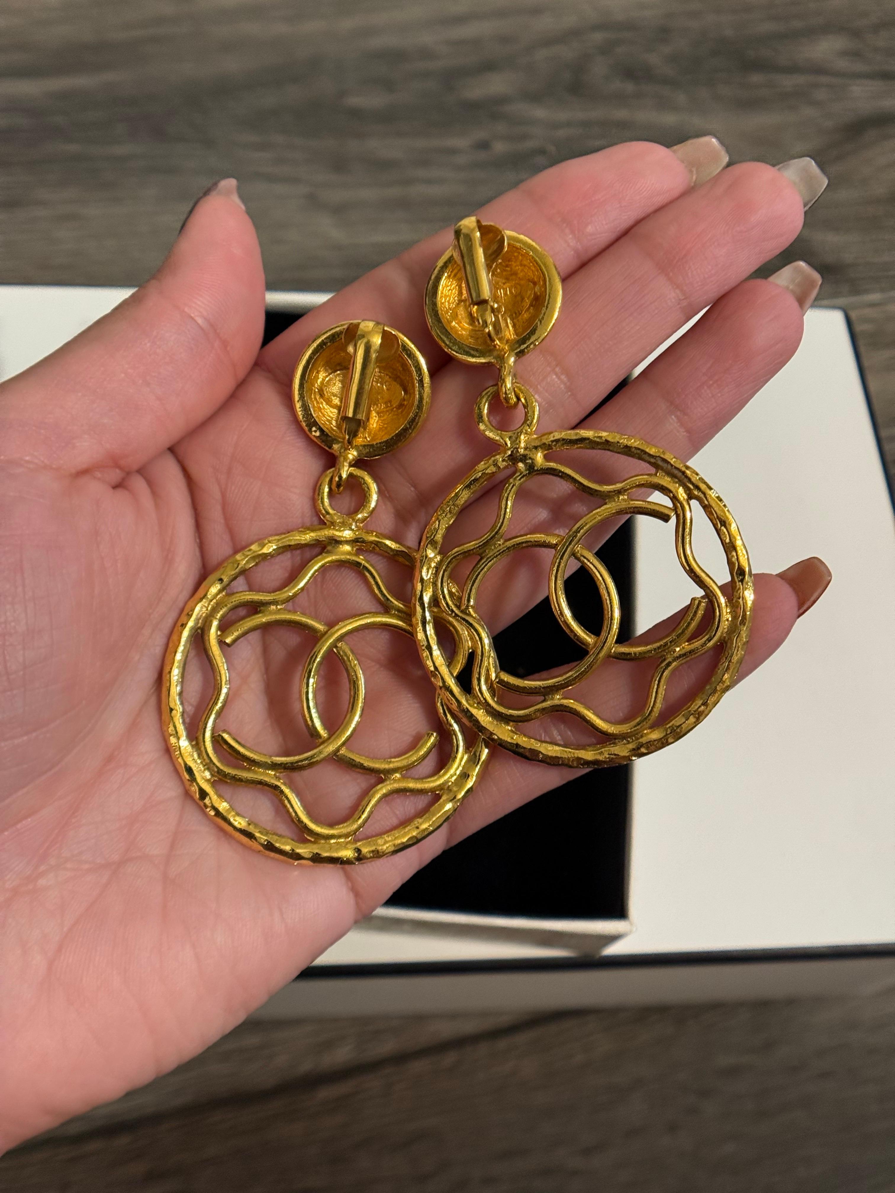 Chanel XL Vintage Gold CC Dangle Clip On Statement-Ohrringe für Damen oder Herren im Angebot