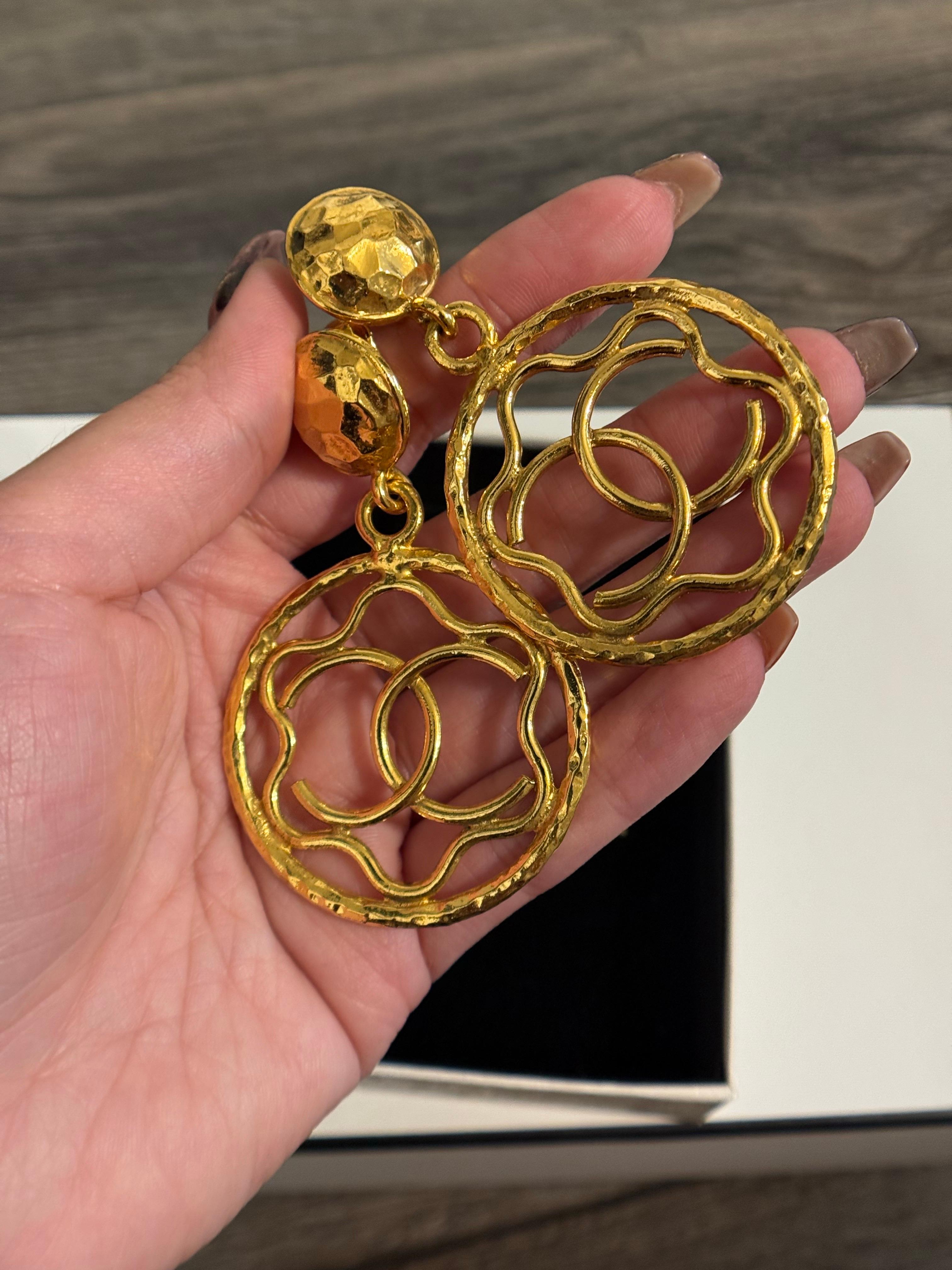 Chanel XL Vintage Gold CC Dangle Clip On Statement-Ohrringe im Angebot 1