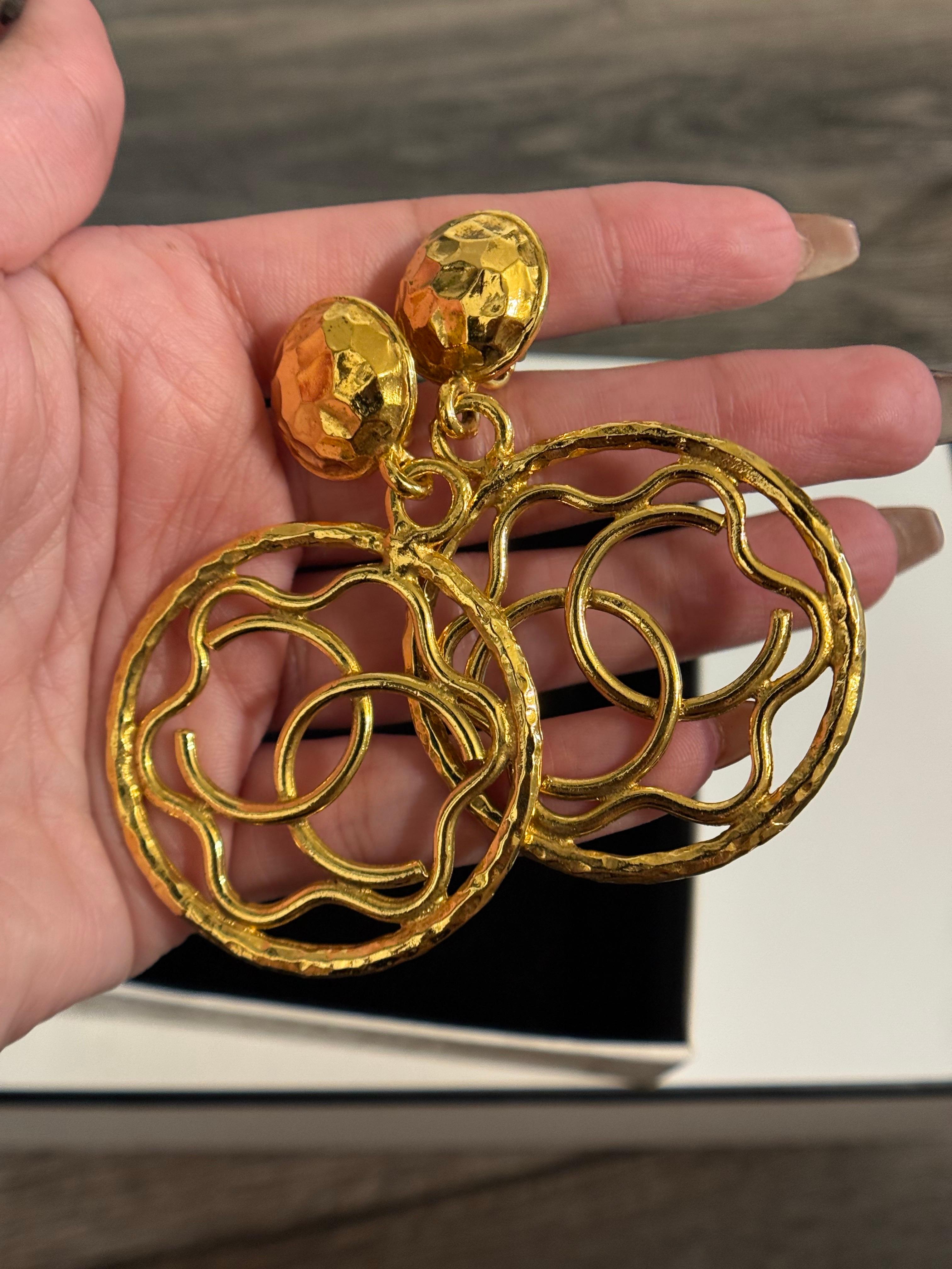 Chanel XL Vintage Gold CC Dangle Clip On Statement-Ohrringe im Angebot 2