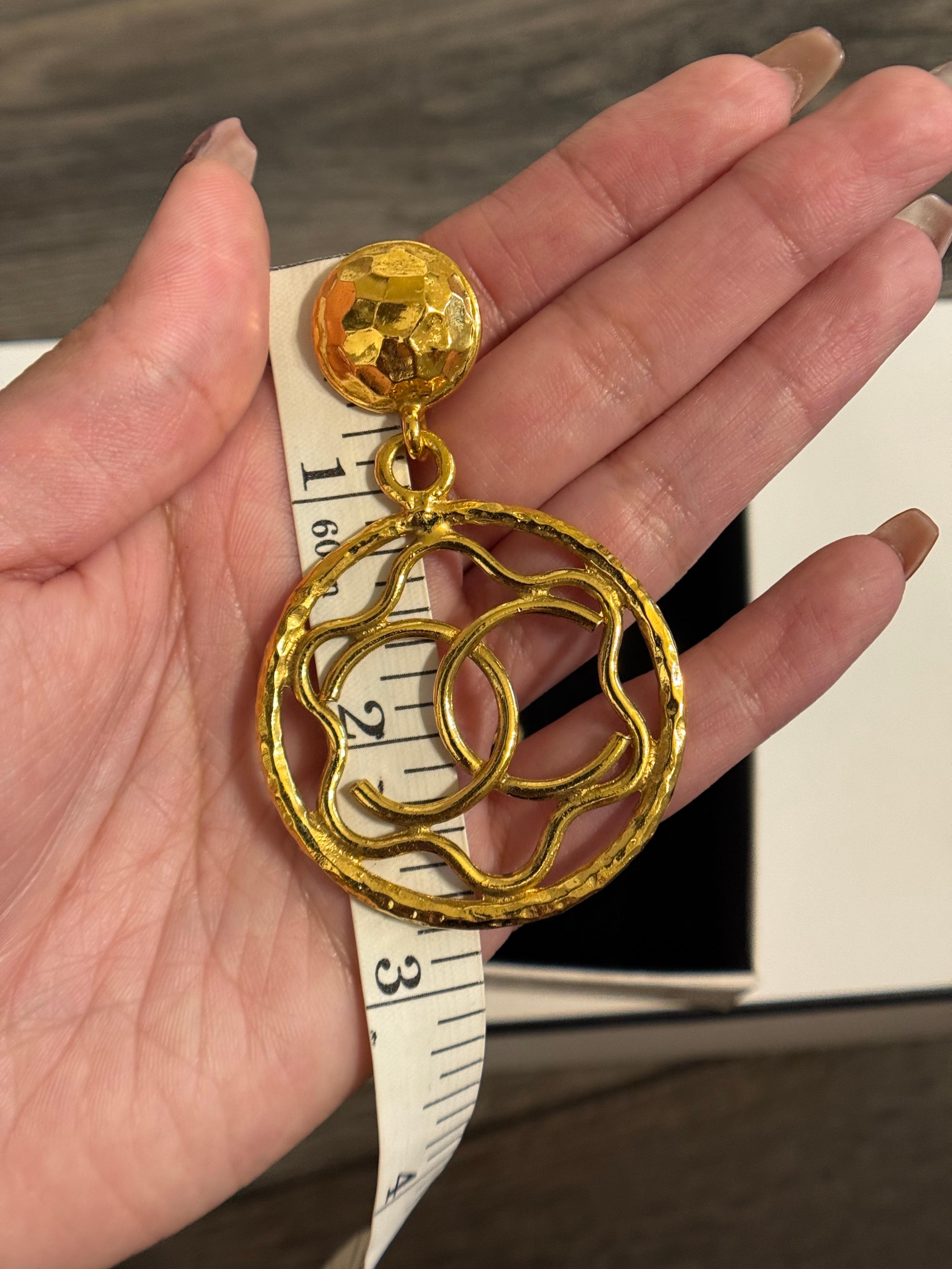 Chanel XL Vintage Gold CC Dangle Clip On Statement-Ohrringe im Angebot 4