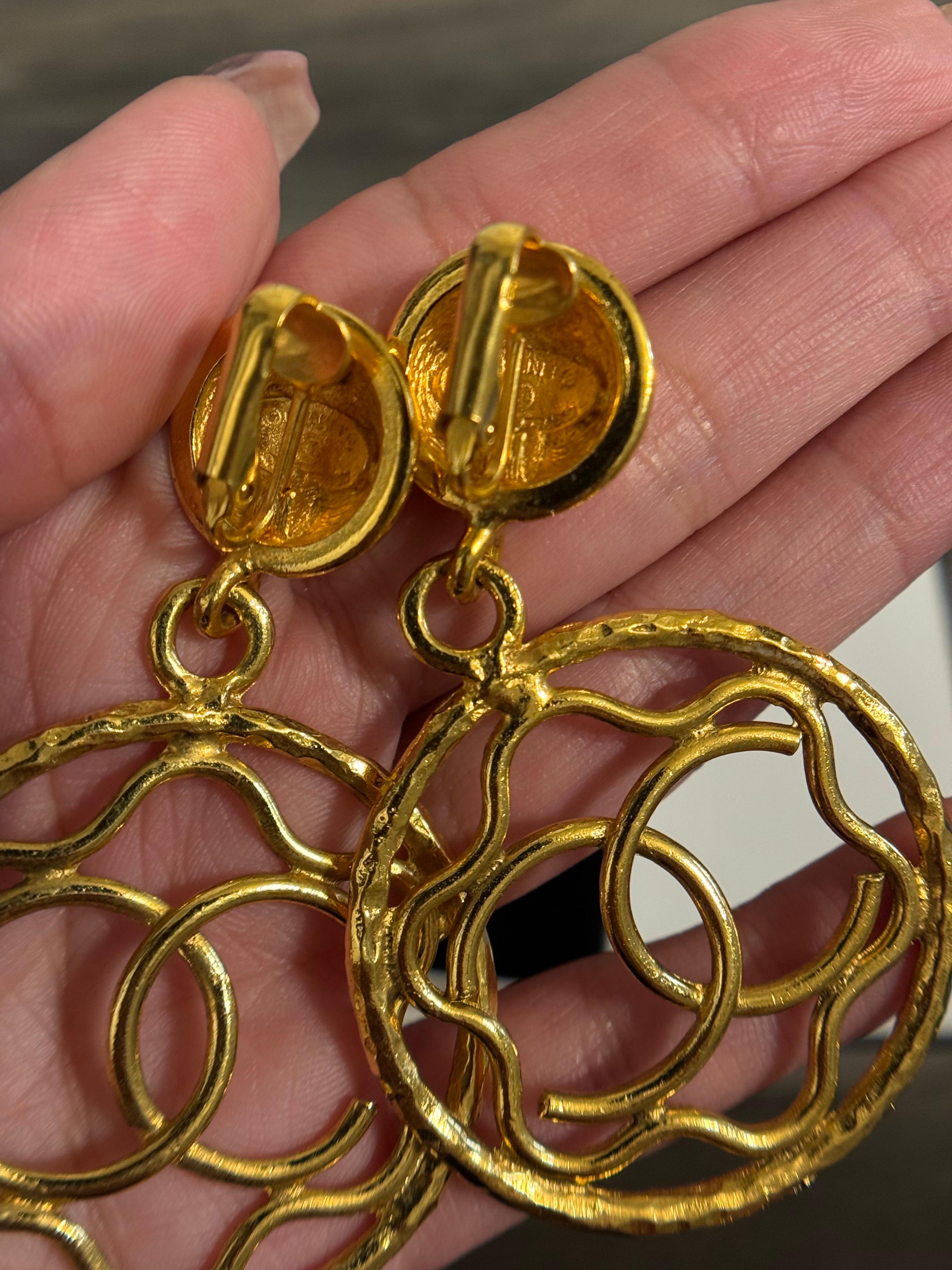Chanel XL Vintage Gold CC Dangle Clip On Statement-Ohrringe im Angebot 5