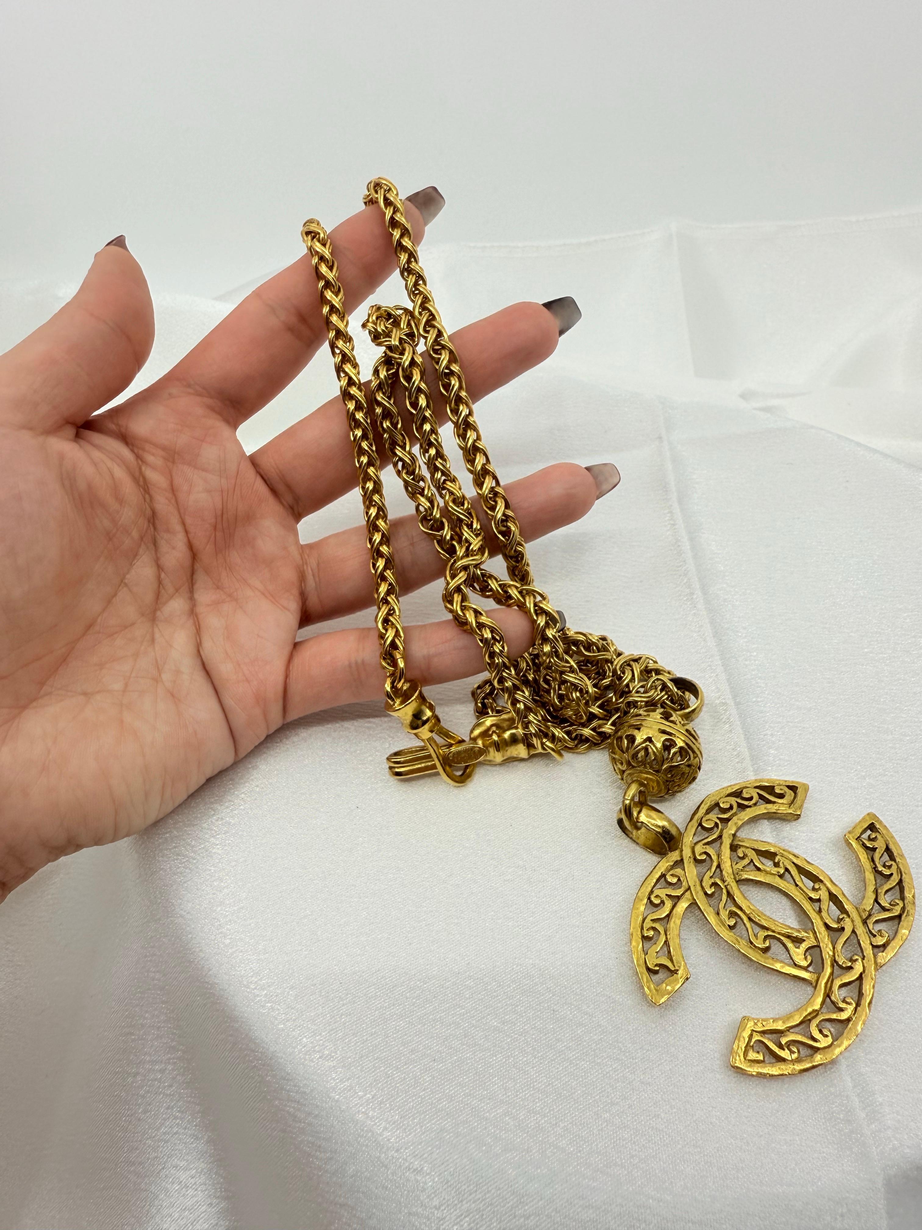 CHANEL XL Vintage Gold CC Filigran-Anhänger Halskette im Angebot 6