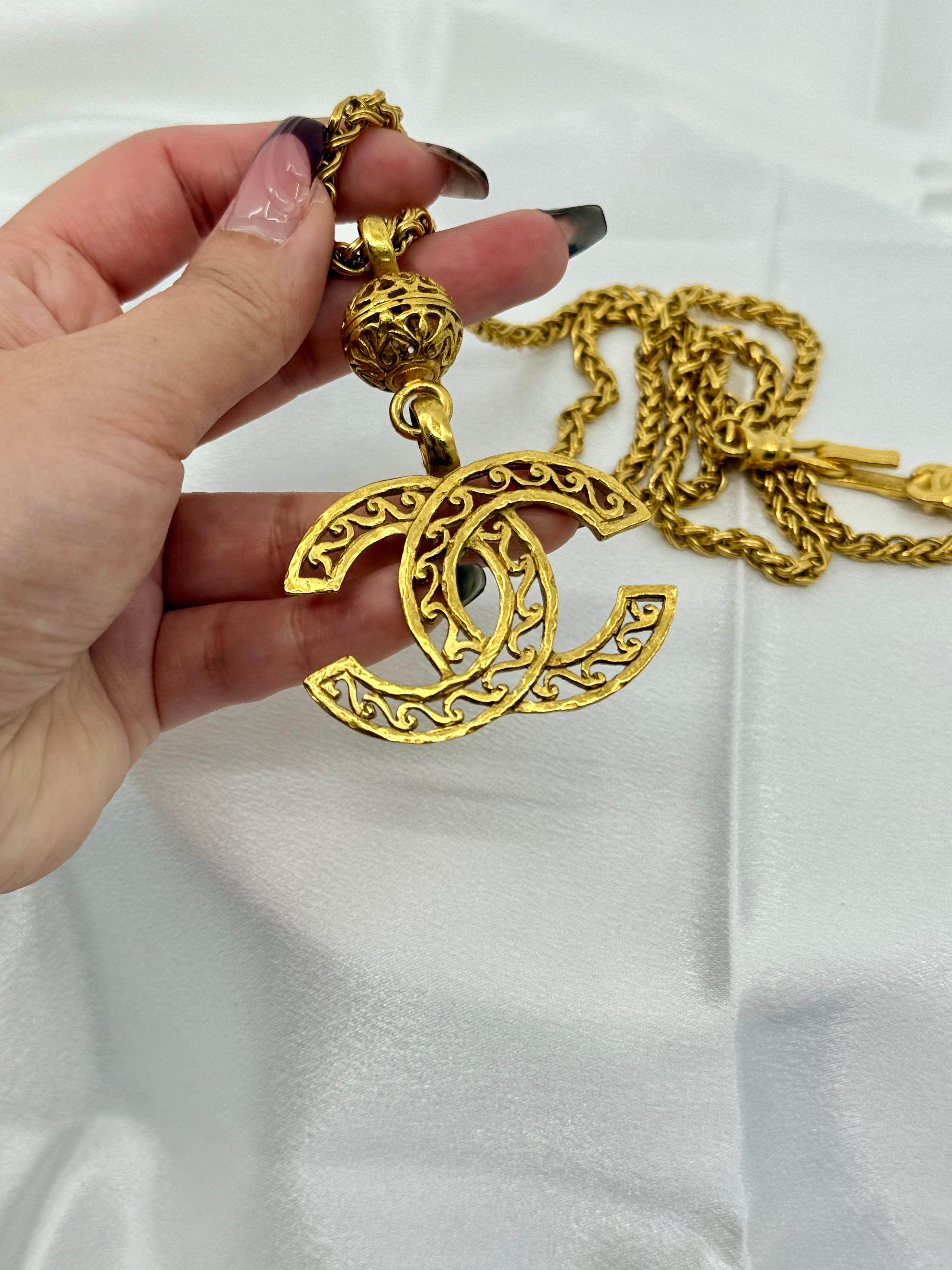 CHANEL XL Vintage Gold CC Filigran-Anhänger Halskette im Angebot 7