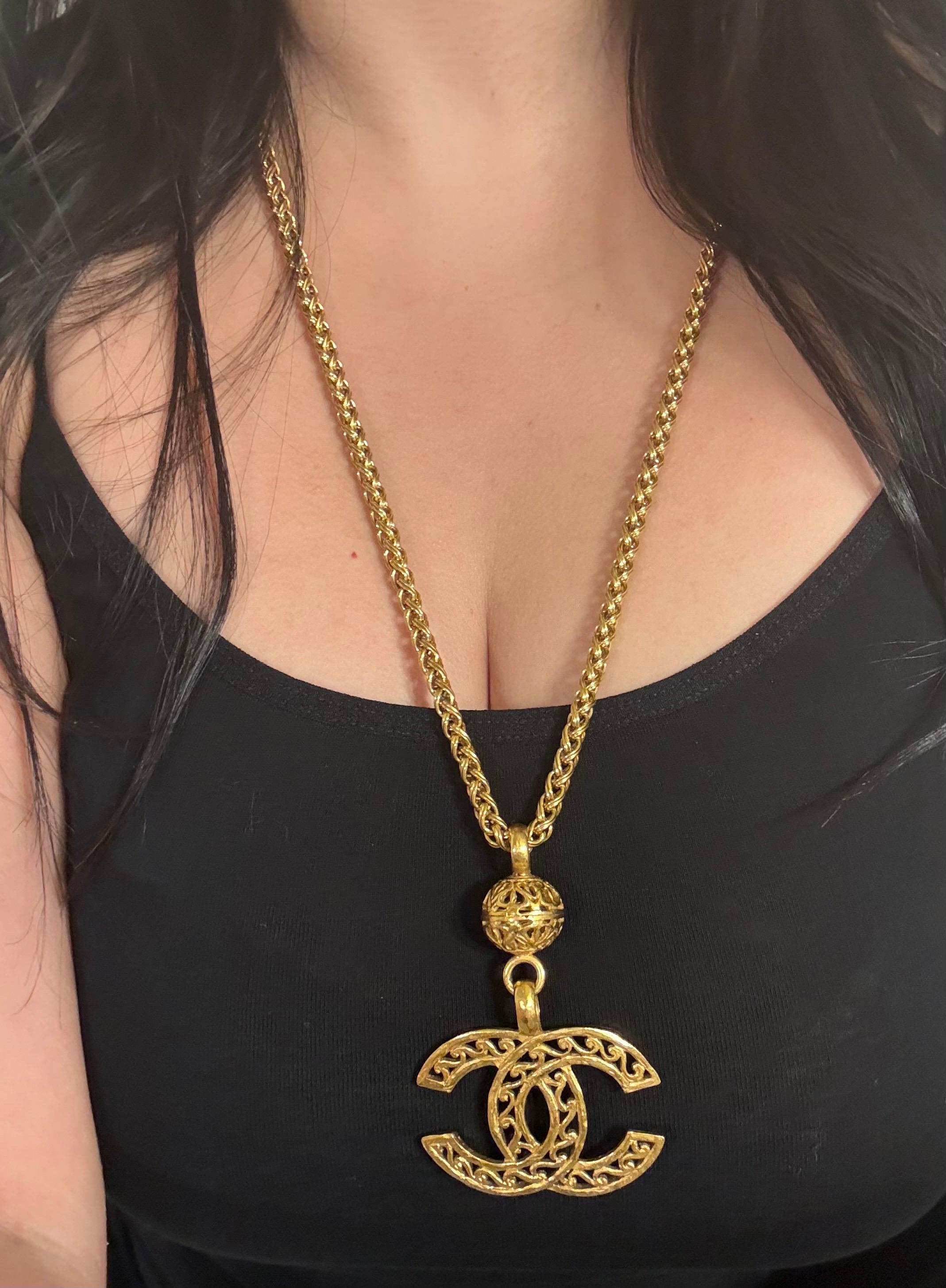 CHANEL XL Vintage Gold CC Filigran-Anhänger Halskette im Angebot 8