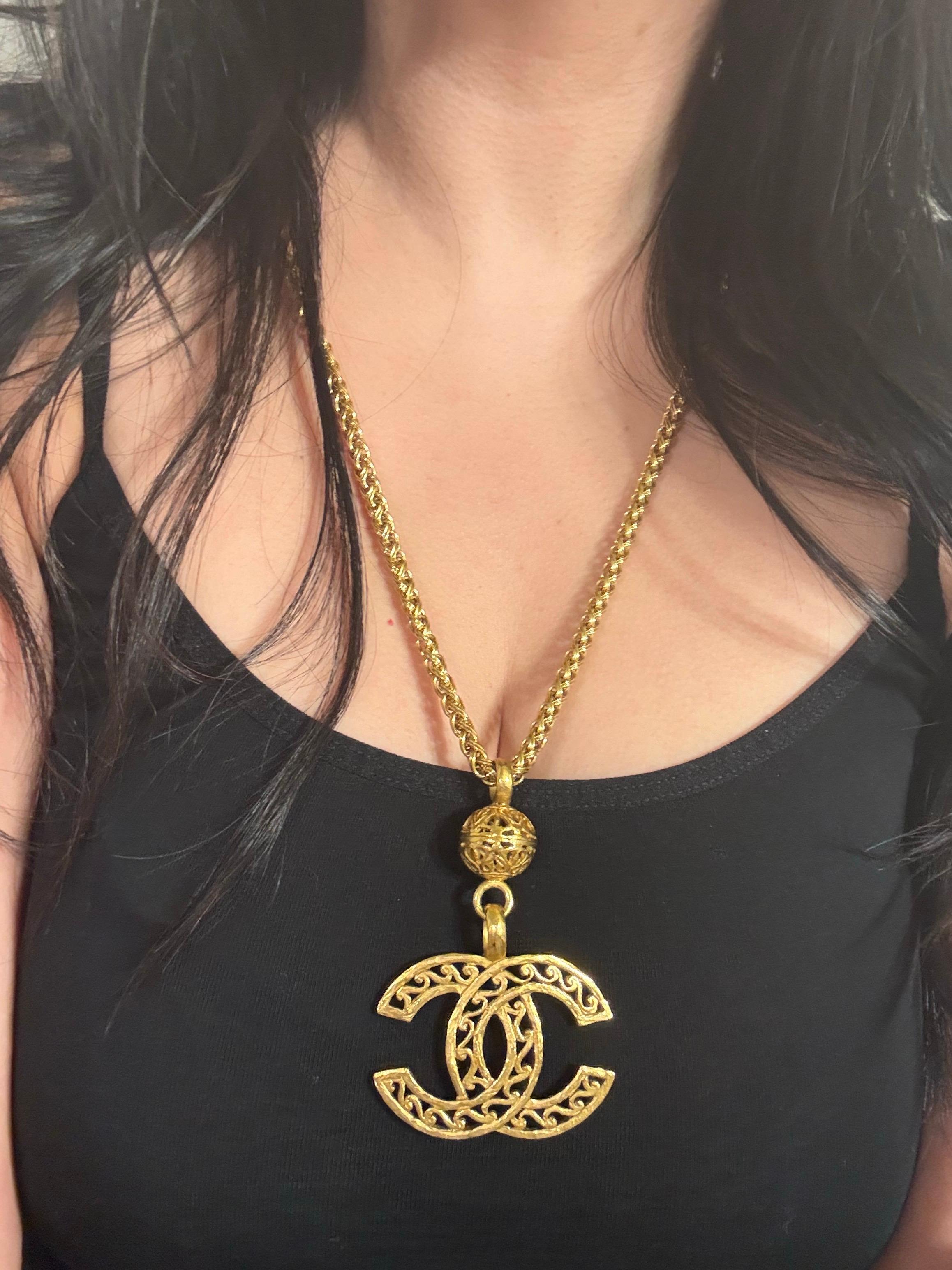 DETAILS:
Markenzeichen: CHANEL
Hergestellt in Frankreich
1995 Collection'S
Vergoldet
Die Halskette ist in gutem Zustand zeigt minimale Abnutzung
Maße ca.: Kette 32 Zoll lang
Kommt mit Box

WICHTIGE INFORMATIONEN:
Dieser Artikel ist ein gebrauchtes