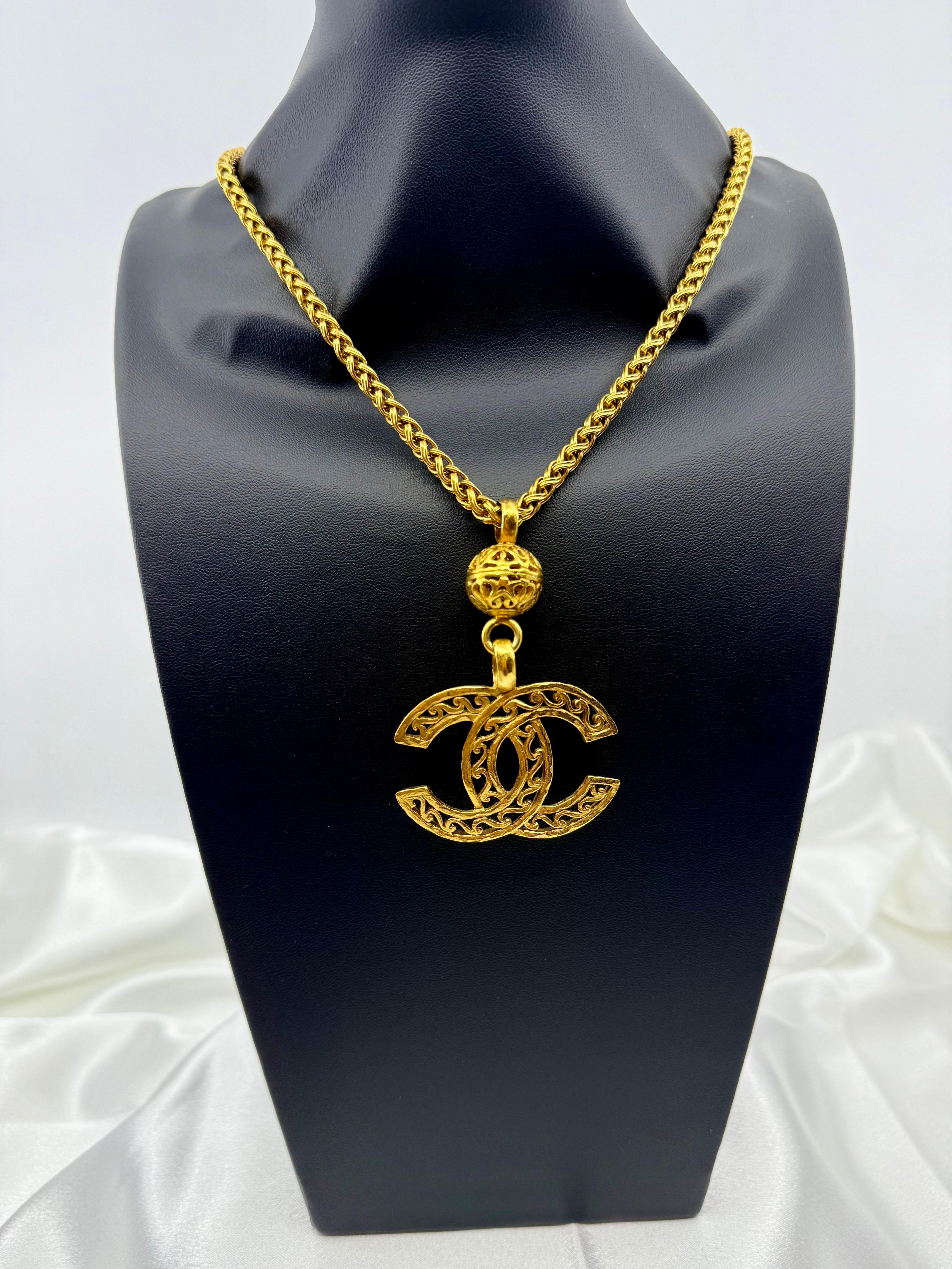 CHANEL XL Vintage Gold CC Filigran-Anhänger Halskette im Zustand „Gut“ im Angebot in Bellevue, WA