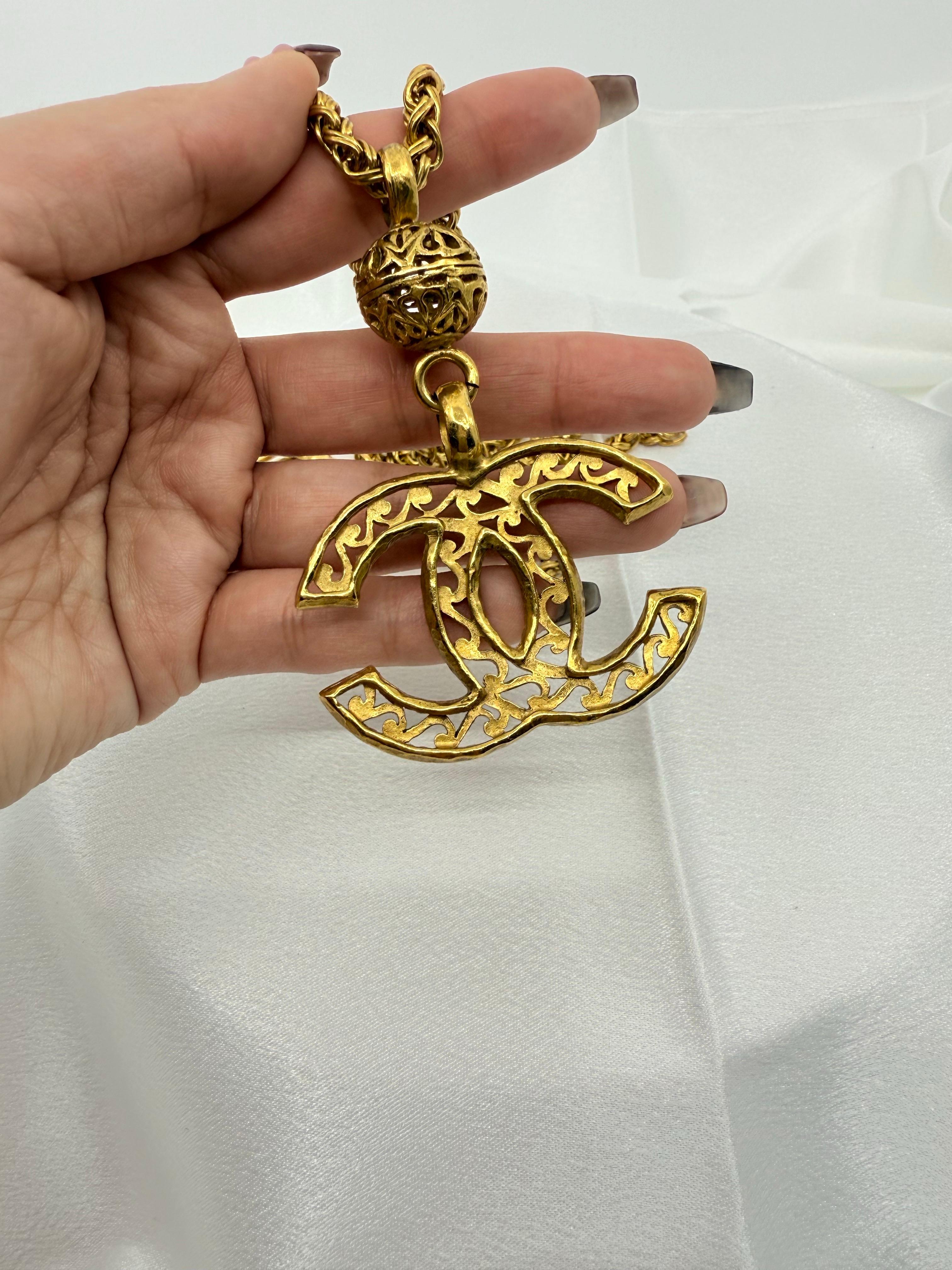 CHANEL XL Vintage Gold CC Filigran-Anh�änger Halskette für Damen oder Herren im Angebot