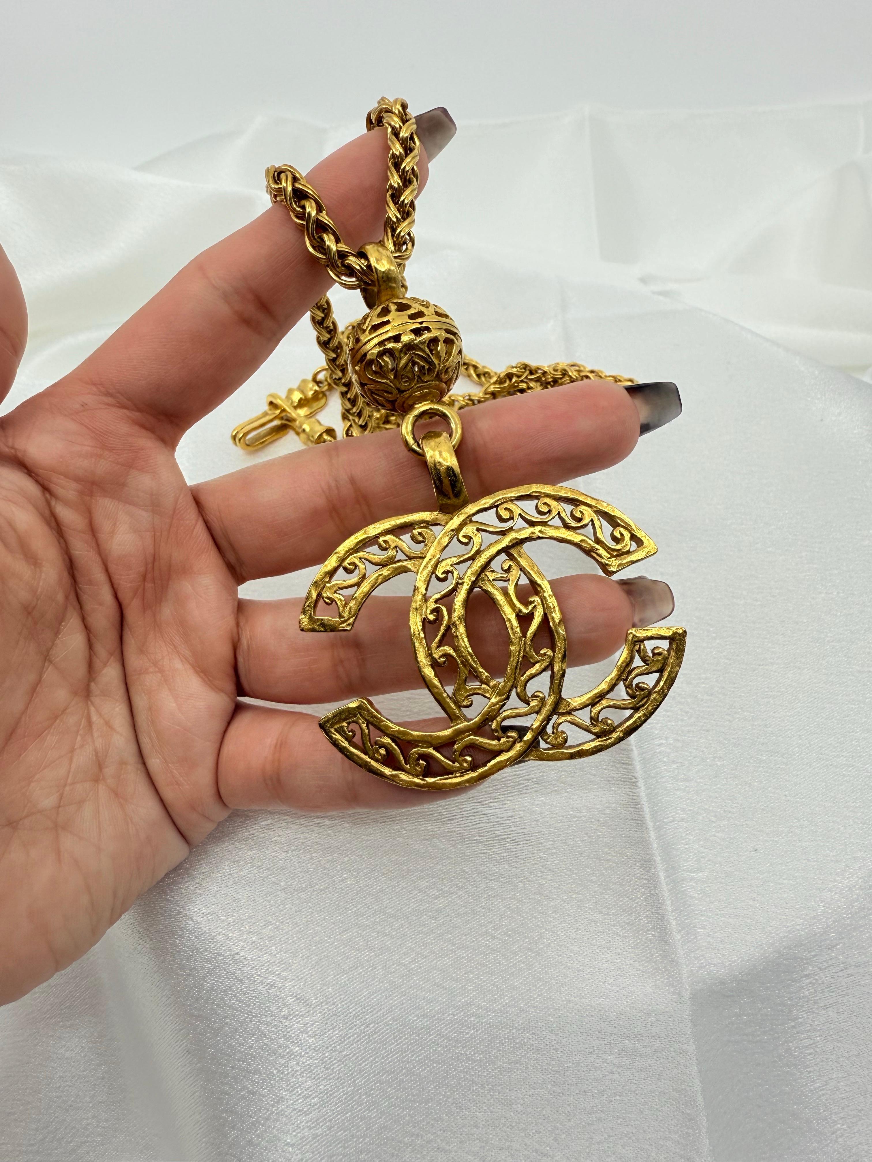 CHANEL XL Vintage Gold CC Filigran-Anhänger Halskette im Angebot 1