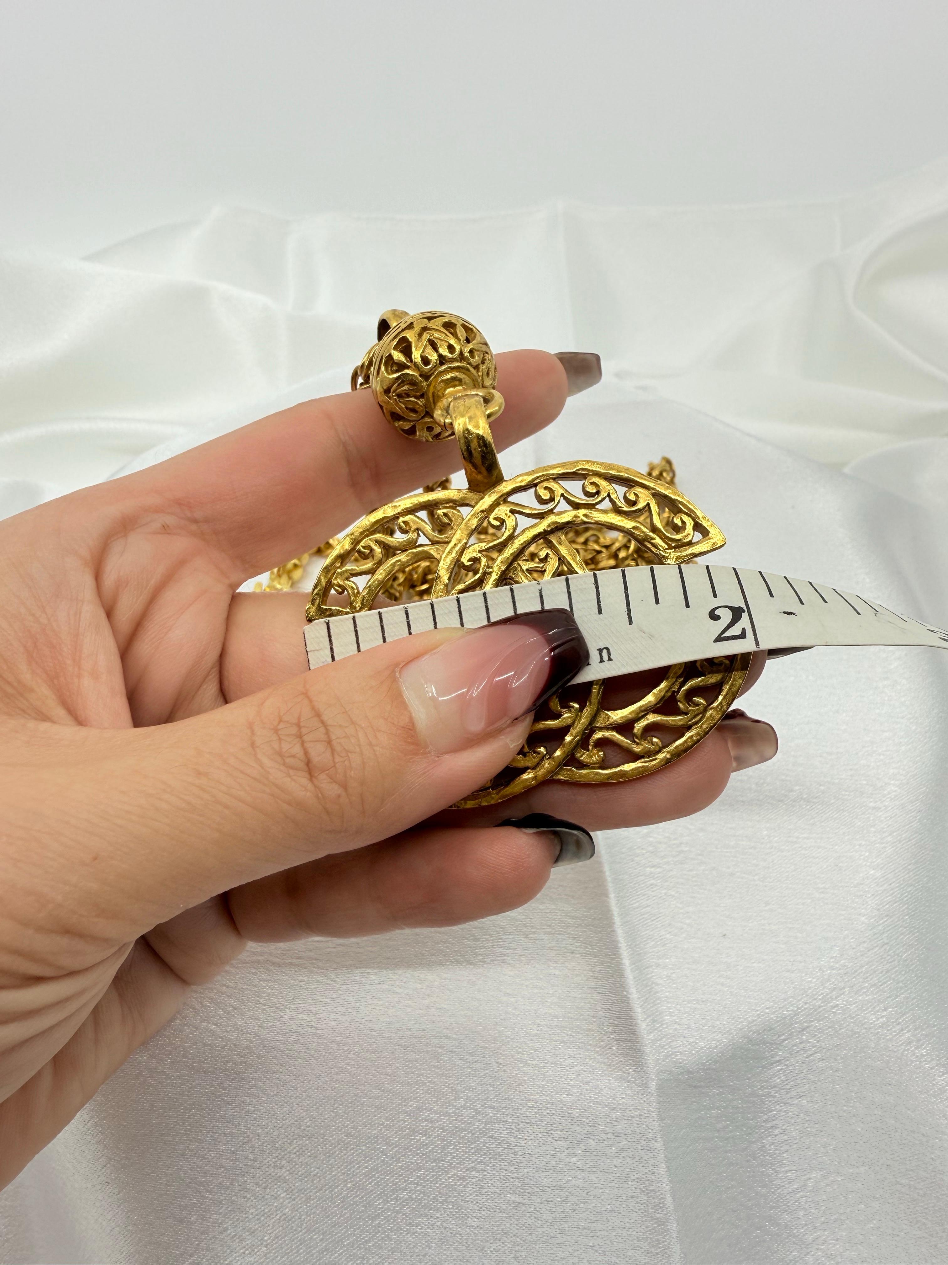 CHANEL XL Vintage Gold CC Filigran-Anhänger Halskette im Angebot 2