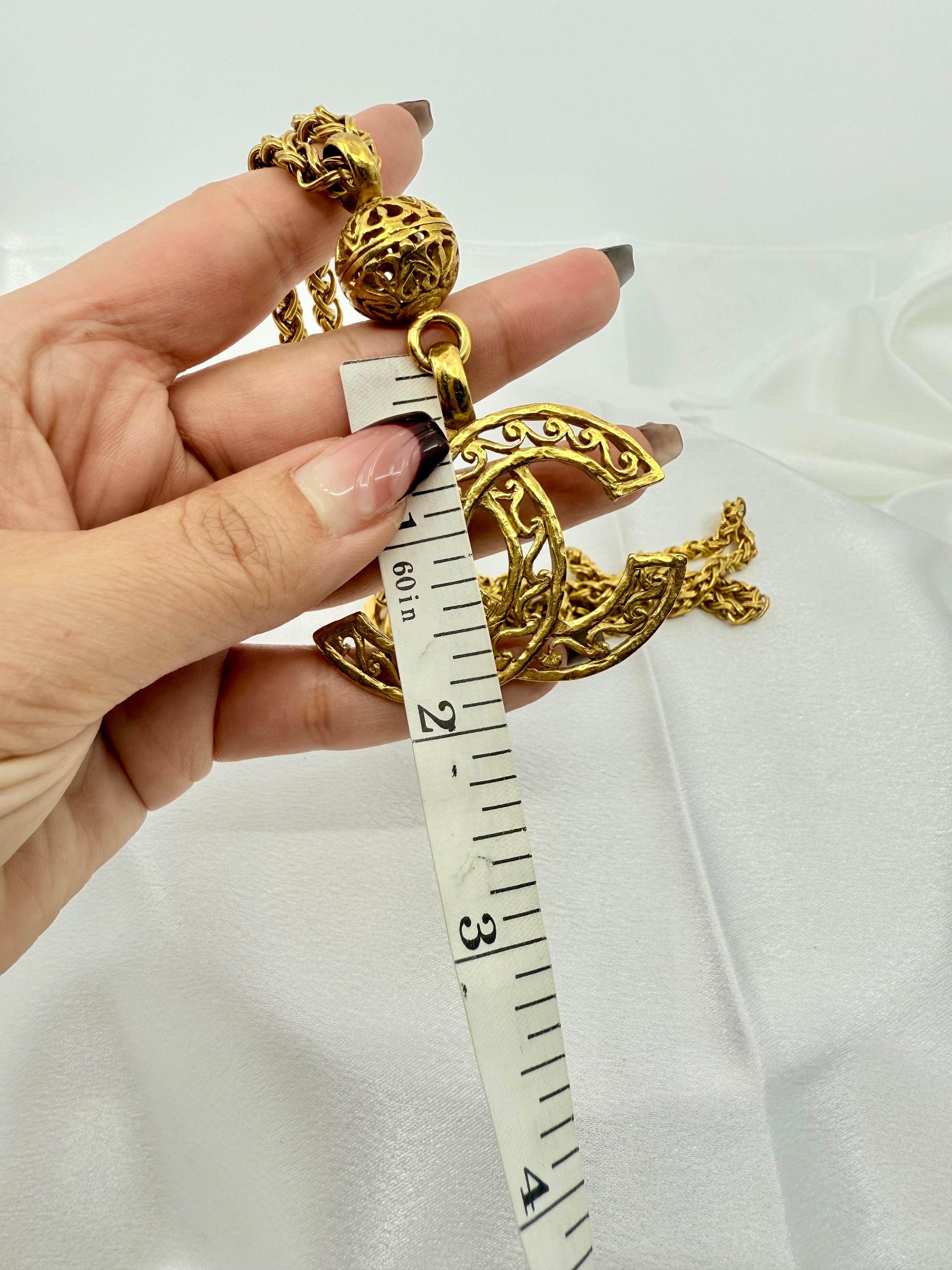 CHANEL XL Vintage Gold CC Filigran-Anhänger Halskette im Angebot 3