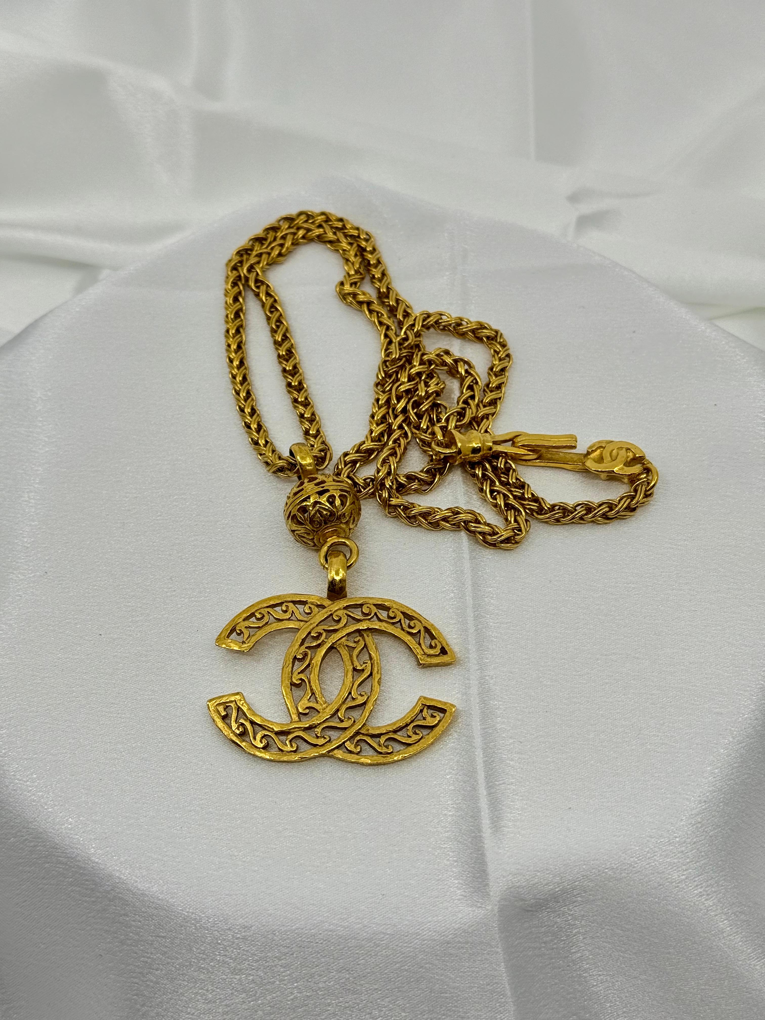 CHANEL XL Vintage Gold CC Filigran-Anhänger Halskette im Angebot 4