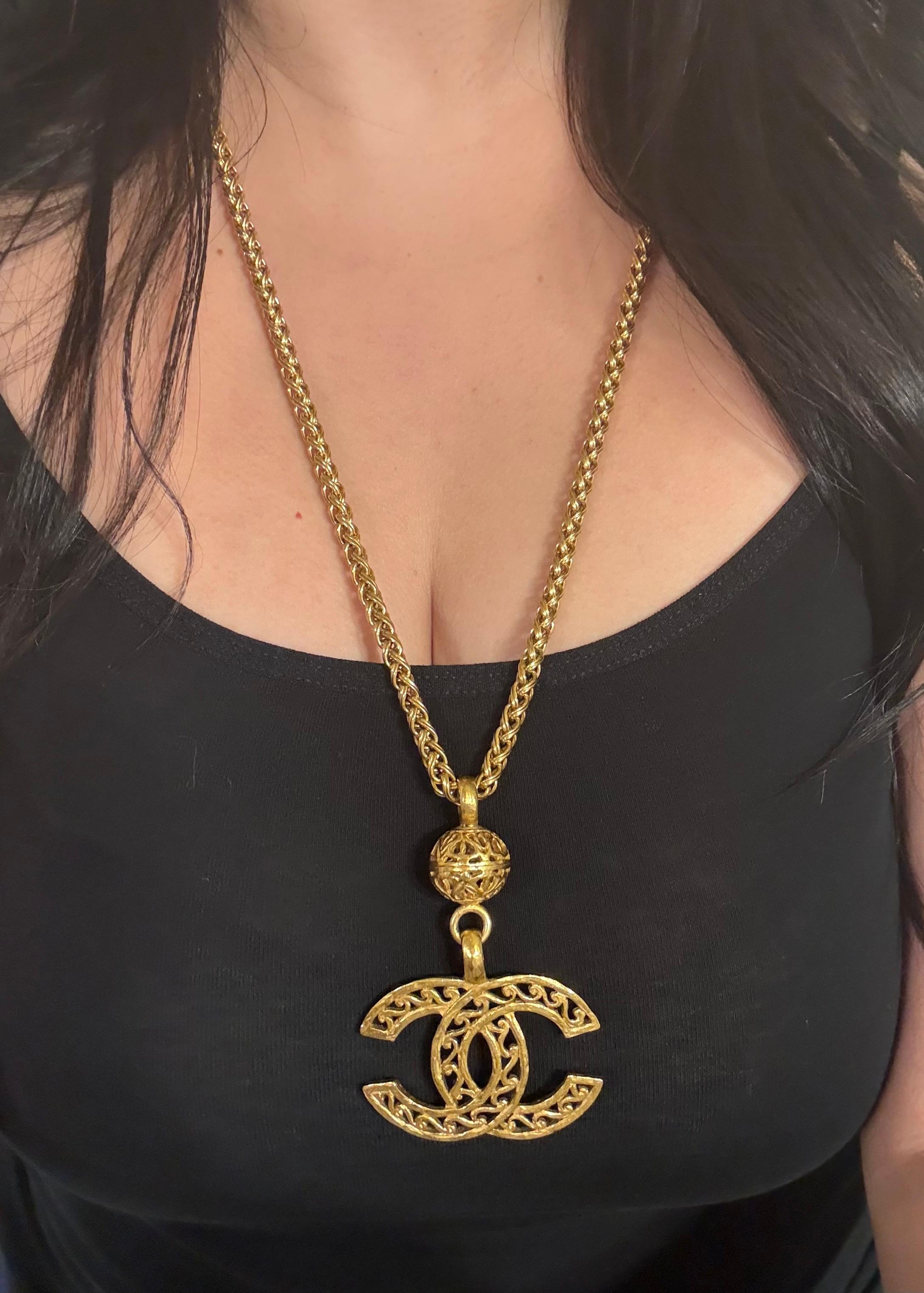 CHANEL XL Vintage Gold CC Filigran-Anhänger Halskette im Angebot 5