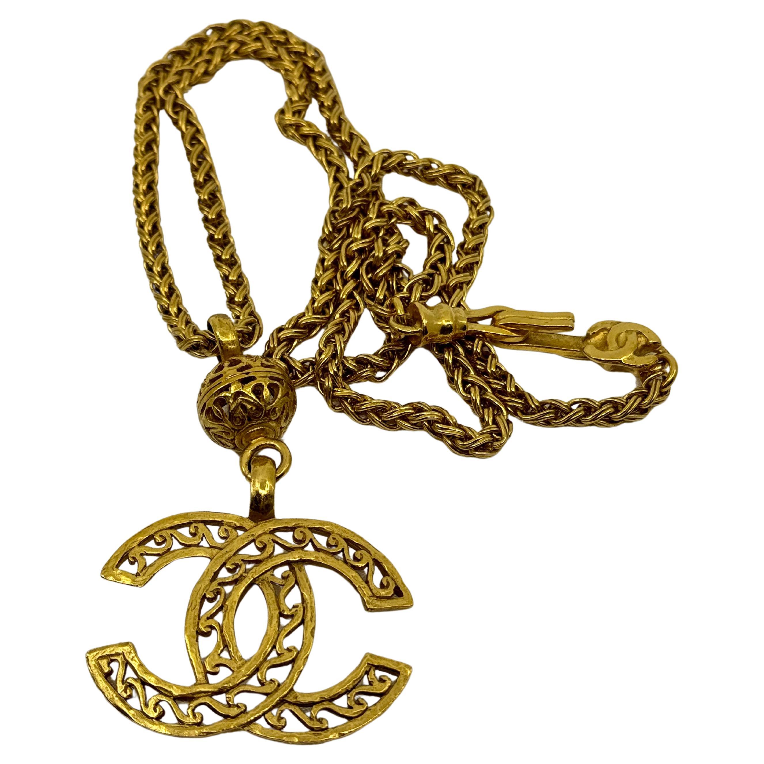 Chanel XL Collana con ciondolo in filigrana d
oro vintage CC