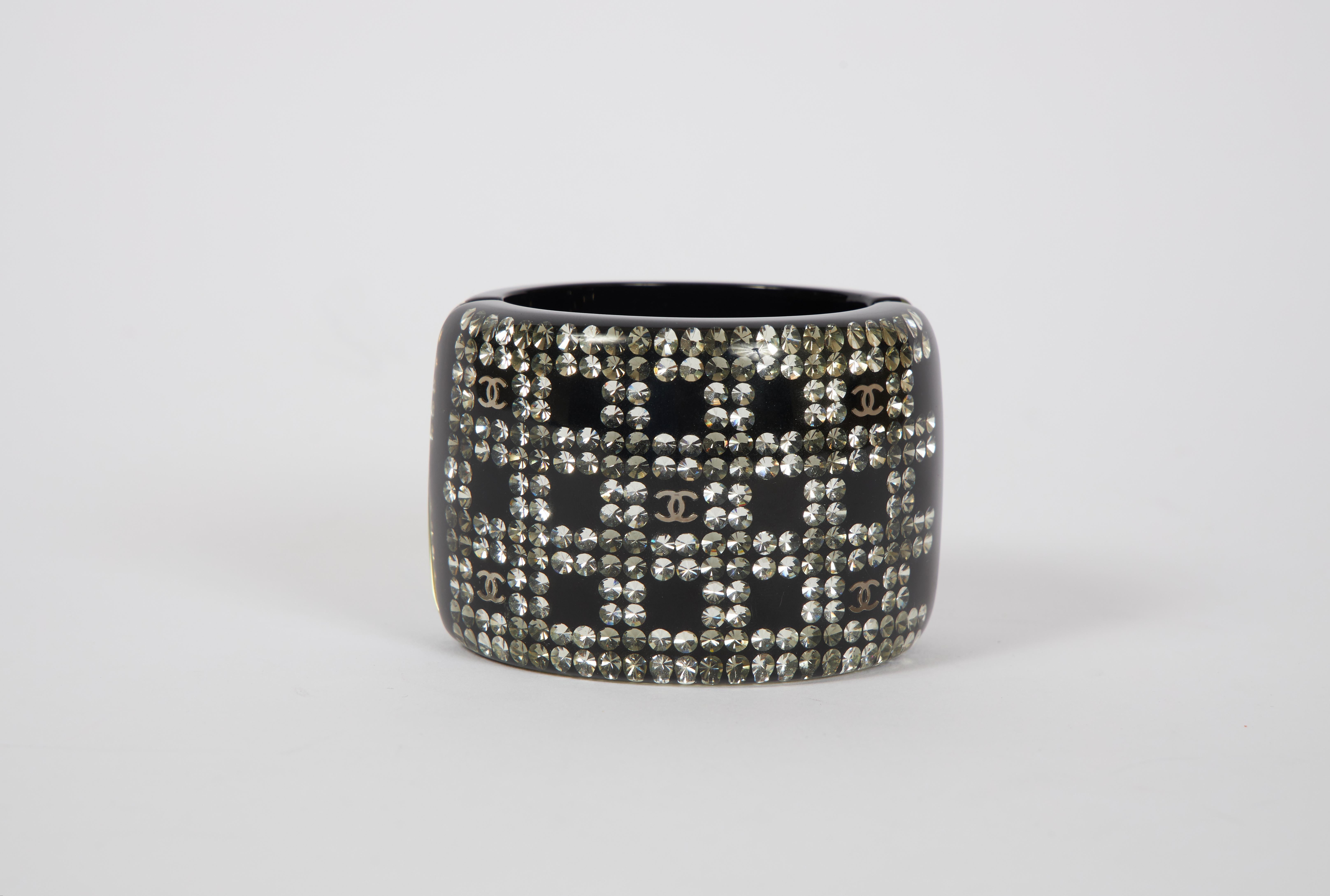  Chanel XL Large bracelet à charnière en Lucite noire Pour femmes 