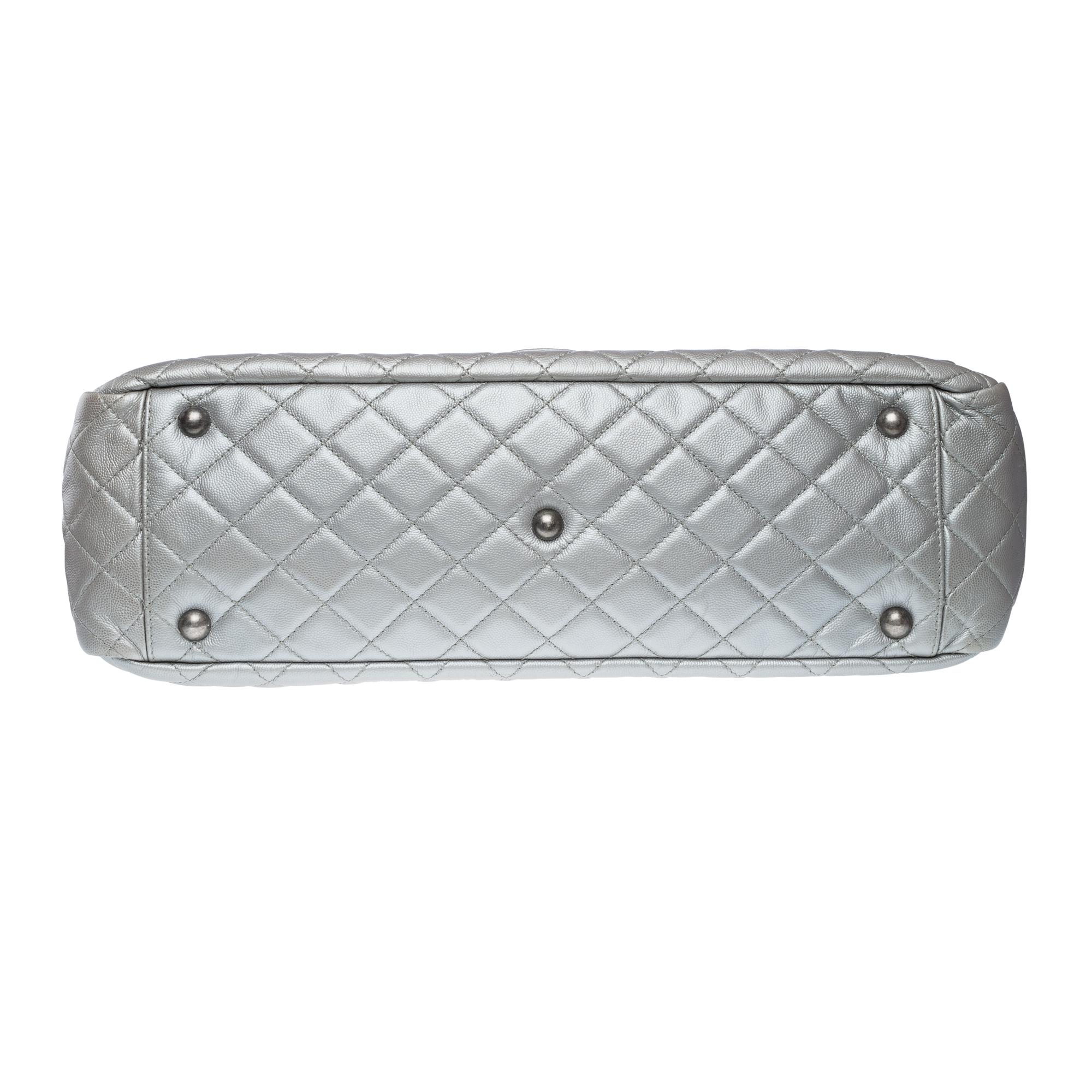 Chanel XXL Airlines shoulder bag in quilted silver caviar leather For Sale 5