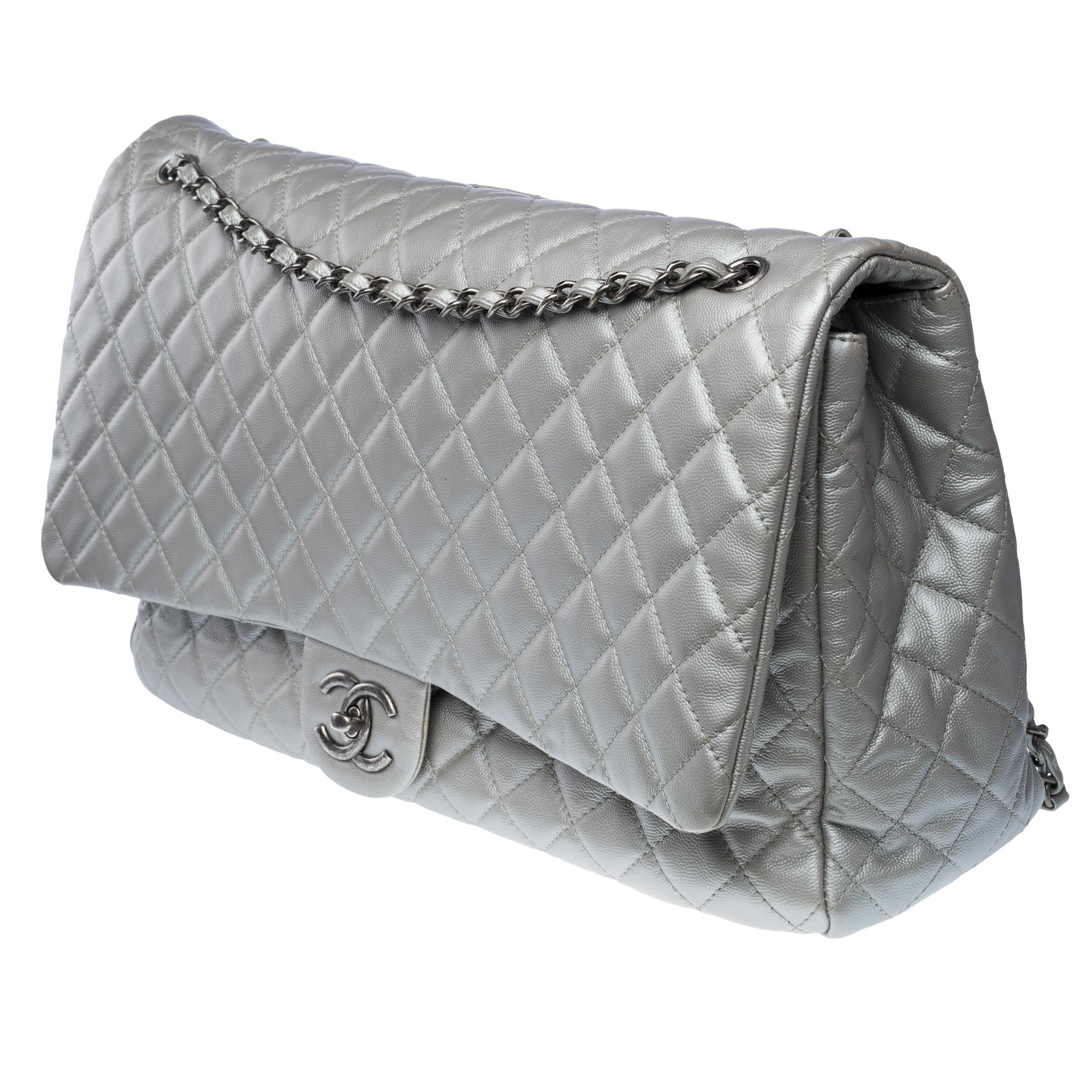 Chanel XXL Airlines shoulder bag in quilted silver caviar leather In Excellent Condition For Sale In Paris, IDF