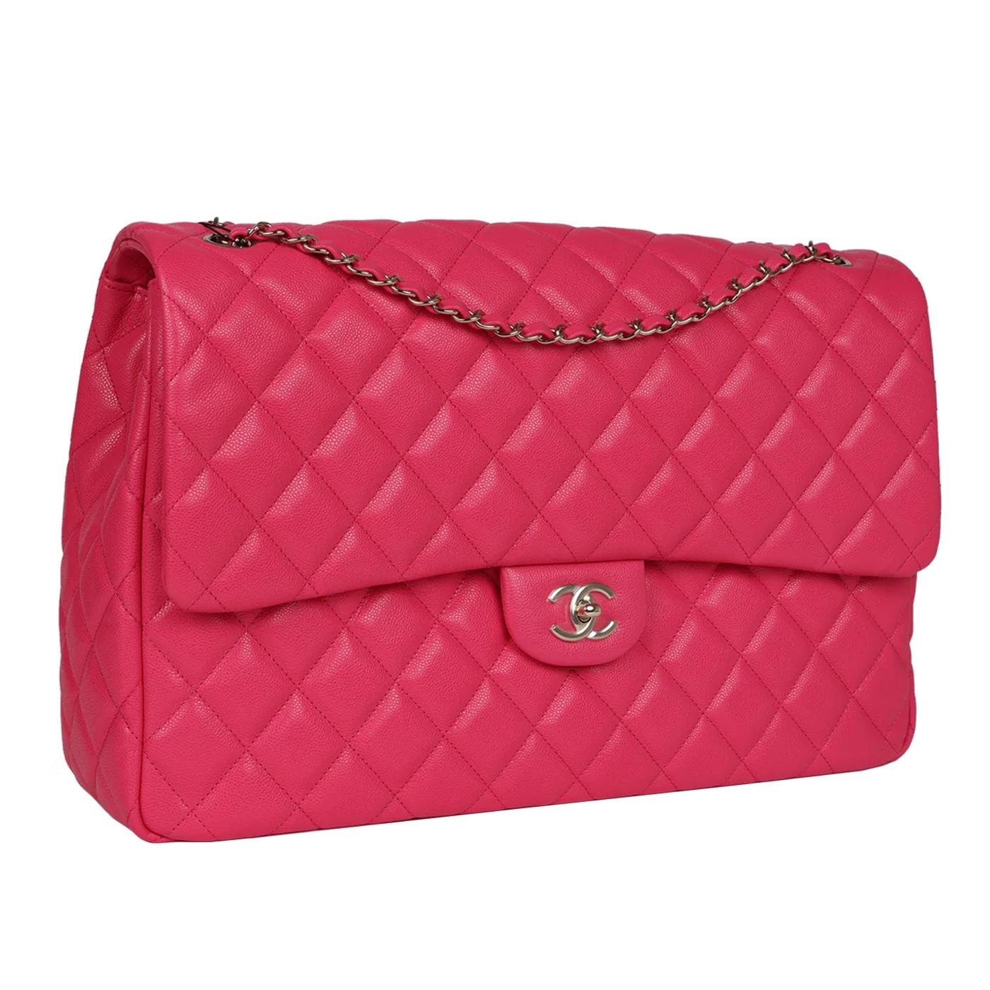 Diese XXL-Klappentasche von Chanel ist in Fuchsia glänzendem Kaviar mit hellen goldfarbenen Beschlägen gehalten und verfügt über eine Frontklappe mit dem charakteristischen CC-Drehverschluss, ein hinteres Steckfach aus geflochtenem fuchsiafarbenem