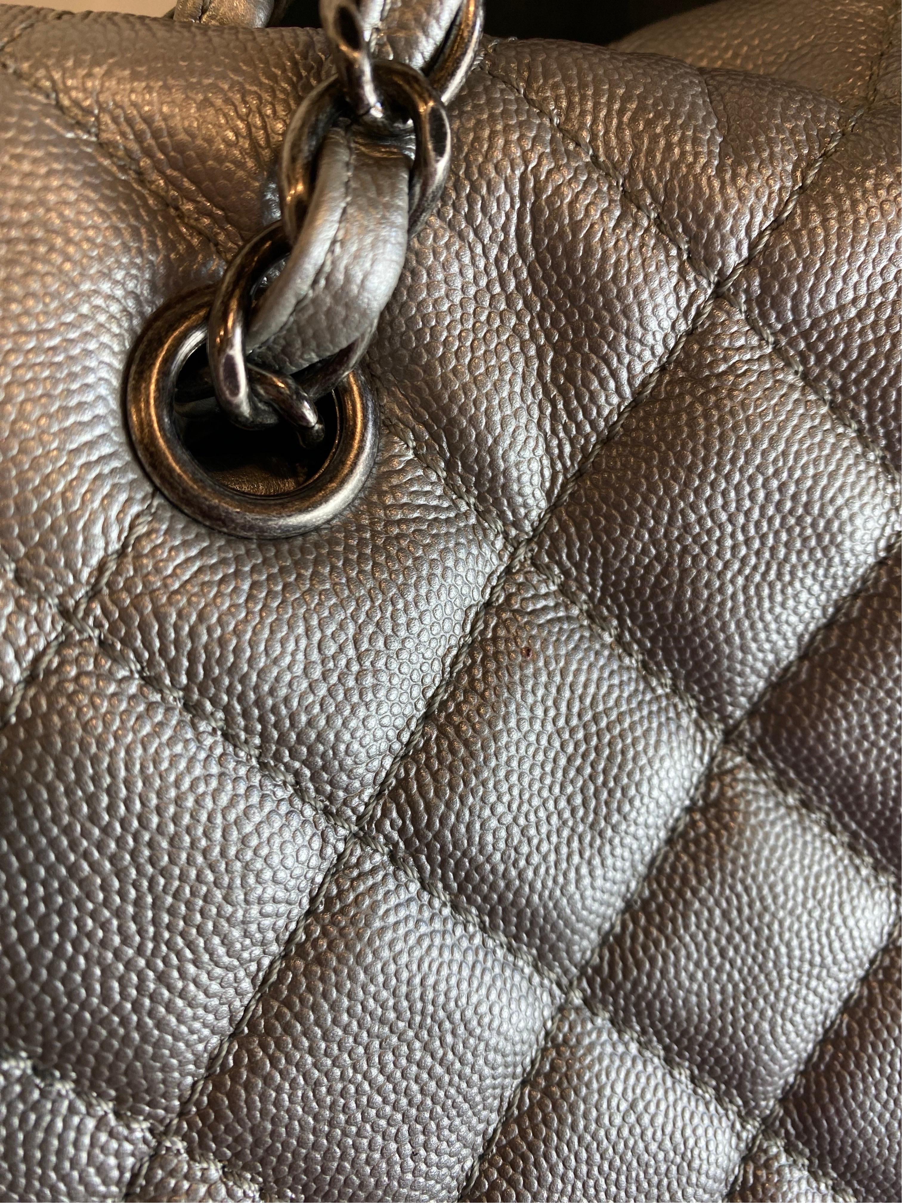 Chanel XXL travel bag.
Made of silver leather and blackened silver hardware.
Clip closure.
Inside it has two compartments, one of which closes with a zip.
30cm high
47 cm wide
12cm deep
Excellent general condition, shows minimal signs of use.
Has a