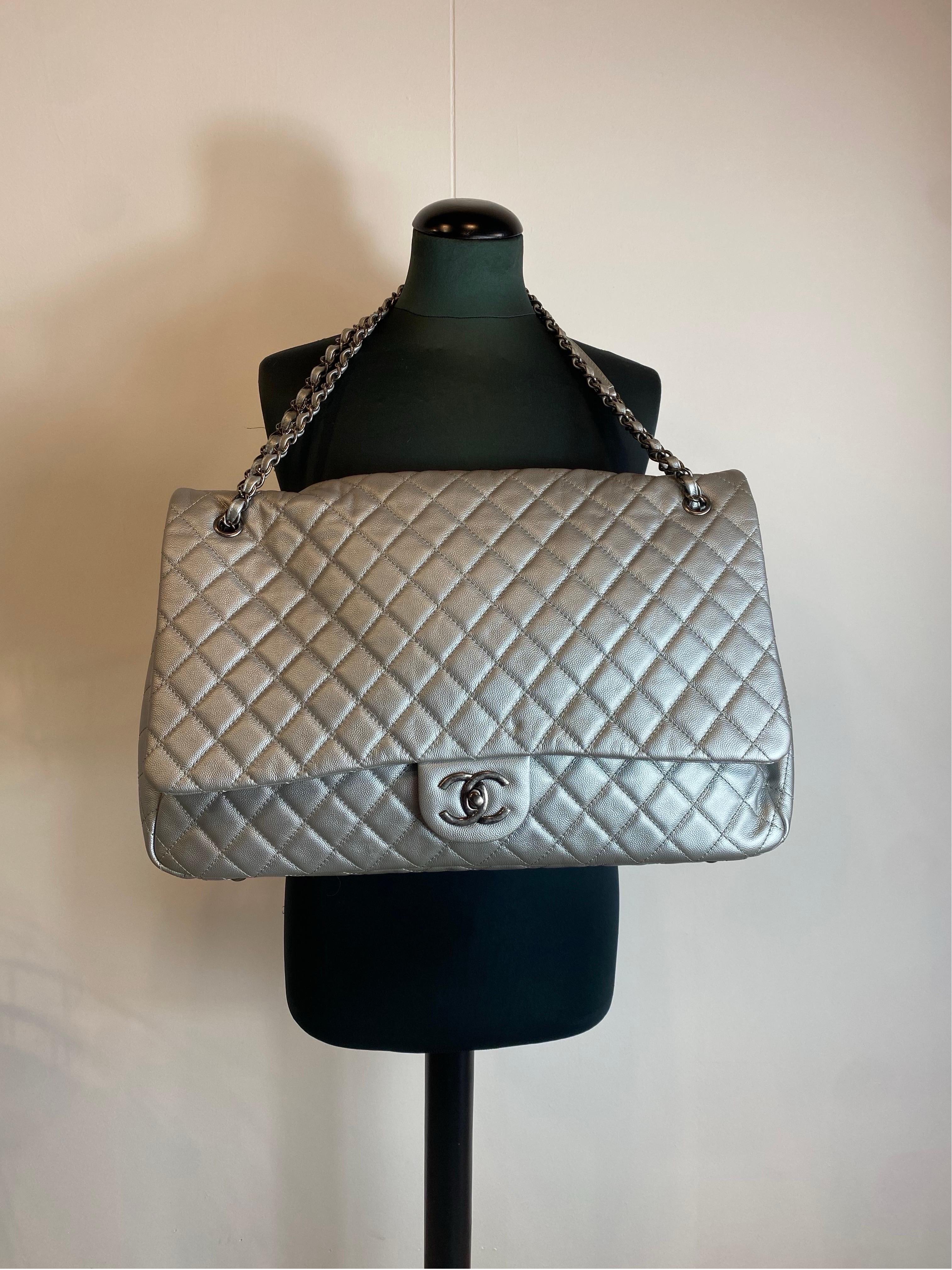 Chanel XXL silver Travel Bag In Excellent Condition For Sale In Carnate, IT