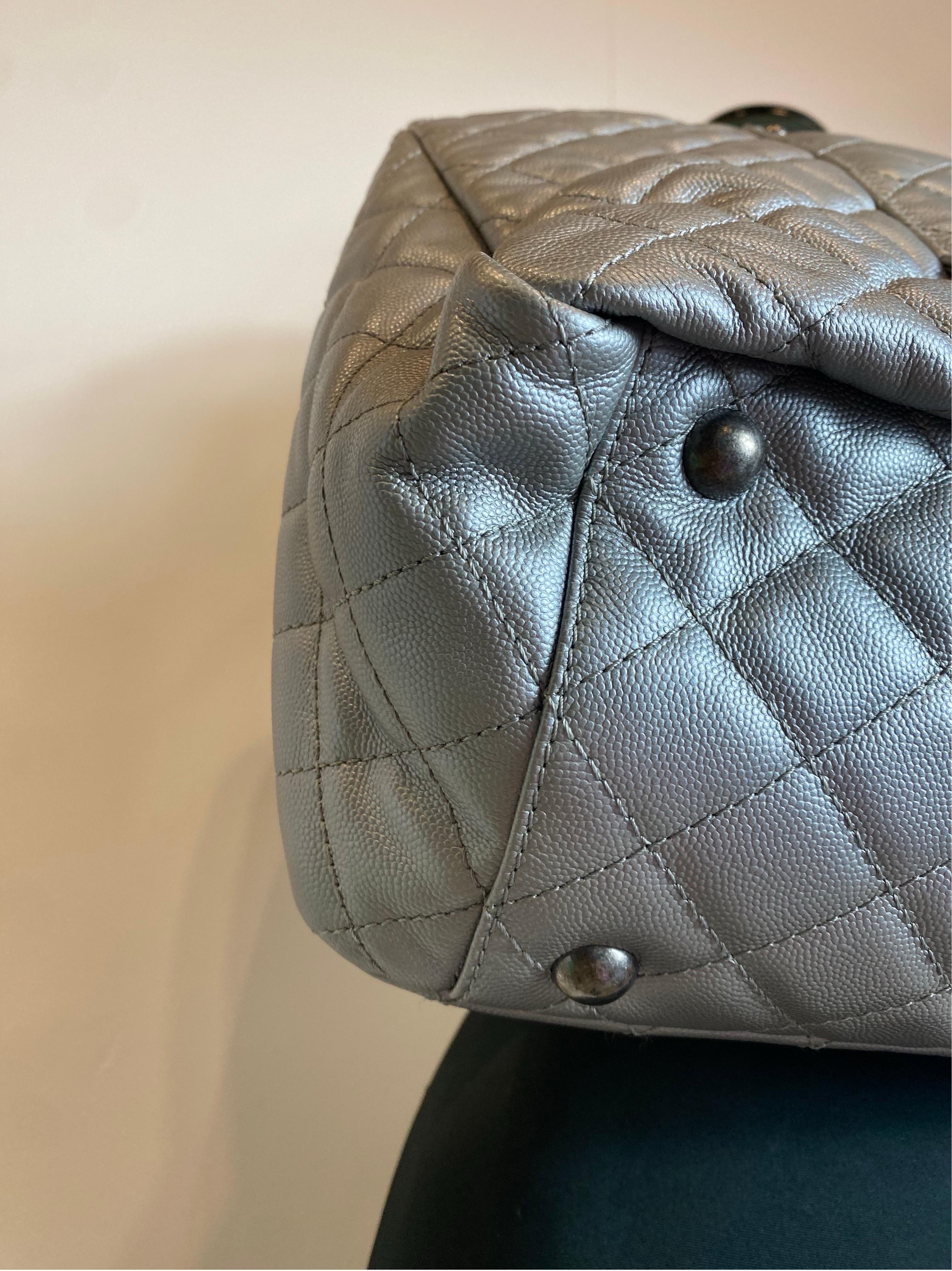 Chanel XXL silver Travel Bag In Excellent Condition In Carnate, IT