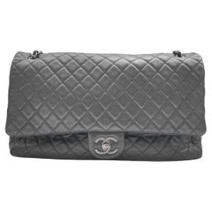 Chanel Bolso de viaje con solapa XXL Piel Caviar Negra