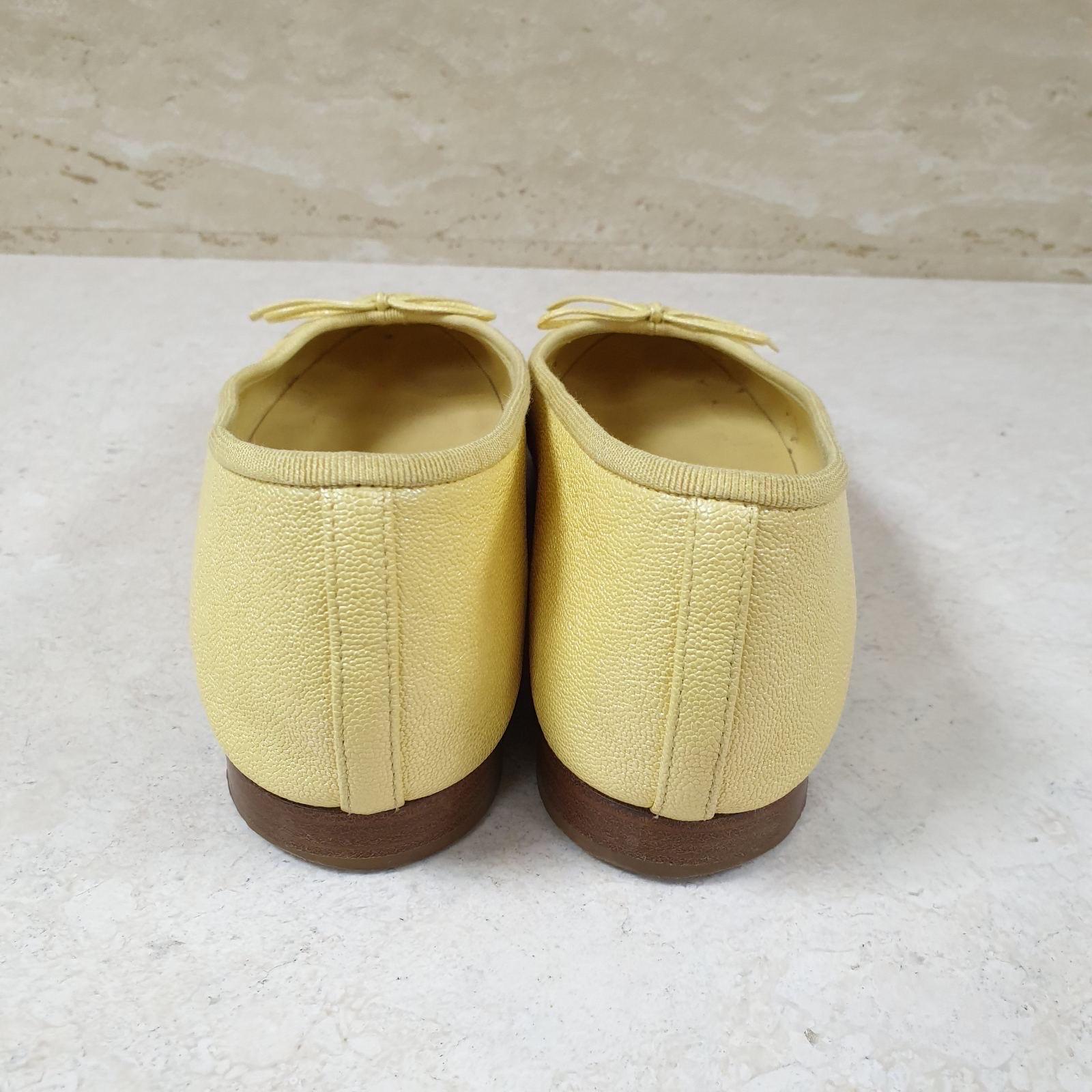 Add a statement appeal to your outfit with these Chanel flats. 
Constructed from yellow leather, they display durable soles and a slip-on fitting. 
The 'CC' motif on the upper of this pair lends it a recognizable accent. 
Very good
