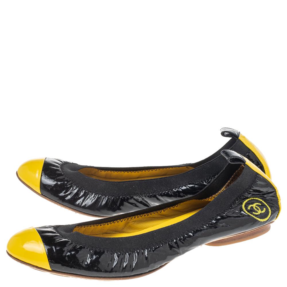You would never want to take off these comfortable Chanel ballet flats. They are crafted from leather and patent leather and designed with yellow & black hues, cap toes, signature CC logos, and a scrunch style for a good fit.

