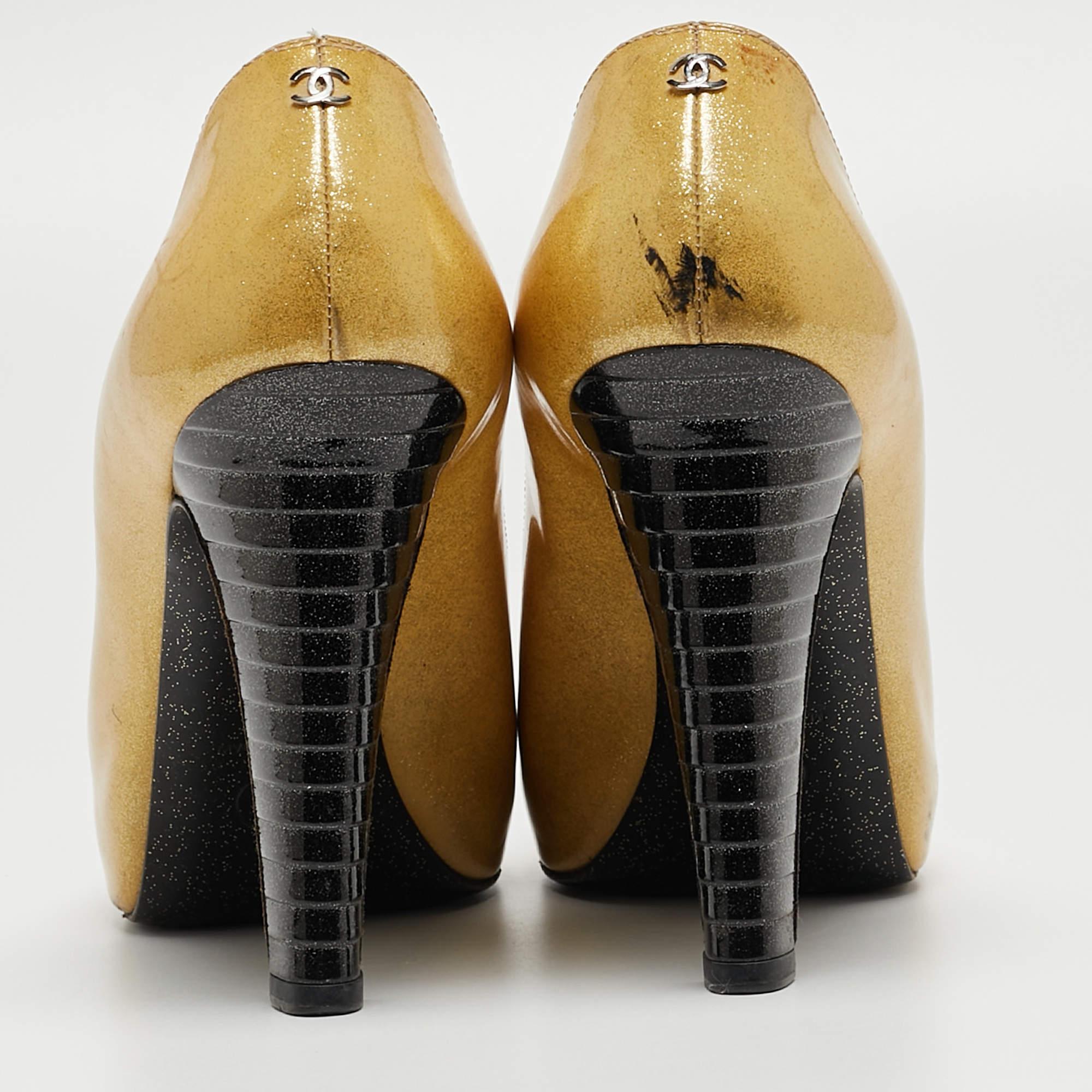 Chanel - Escarpins à bouts pointus en vernis jaune/noir Taille 39 Pour femmes en vente