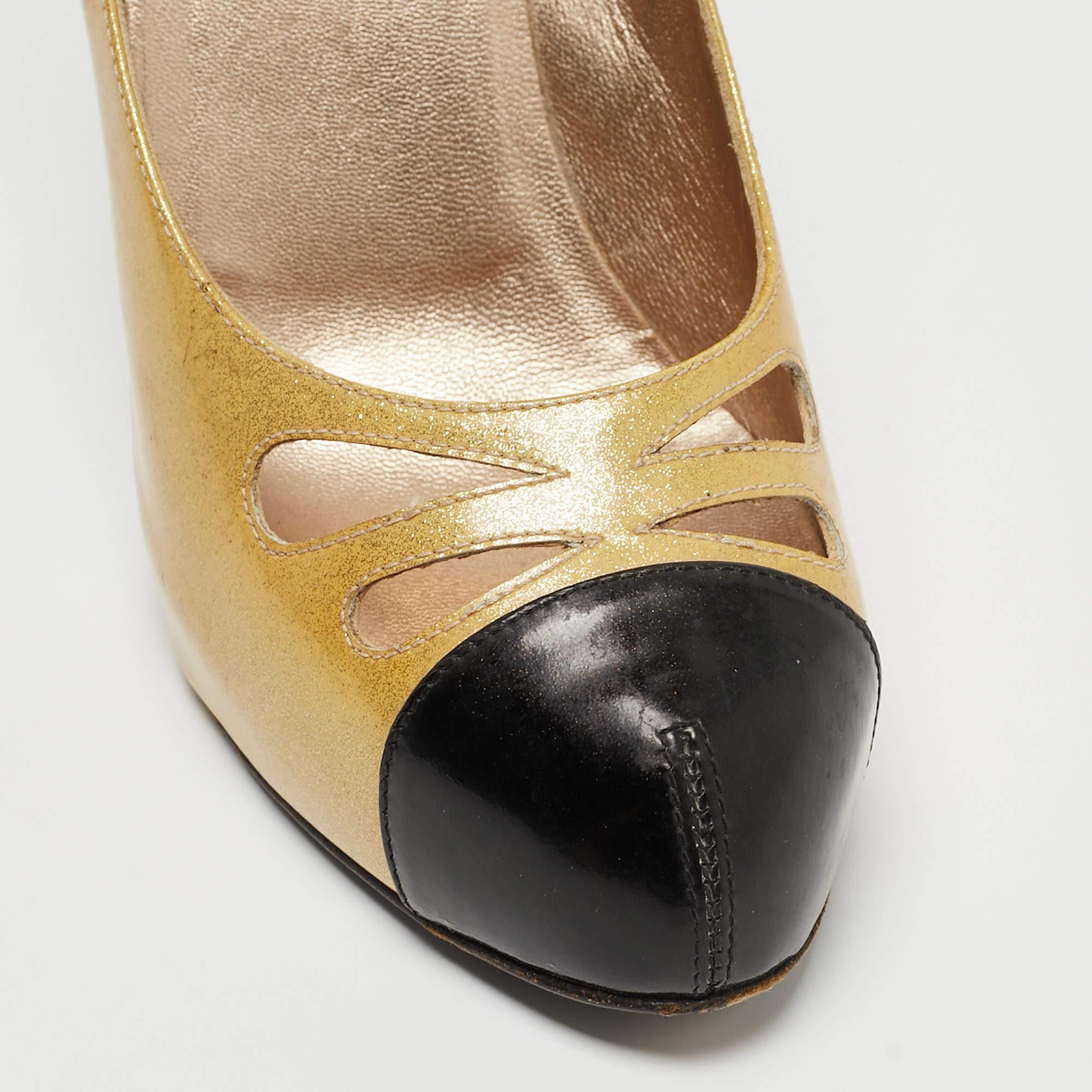 Chanel - Escarpins à bouts pointus en vernis jaune/noir Taille 39 en vente 3