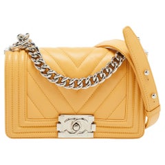 Chanel - Petit sac à rabat Boy en cuir jaune à chevrons