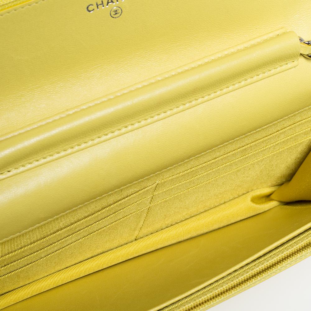 Chanel Yellow Chevron Leather Wallet on Chain In Good Condition In Dubai, Al Qouz 2