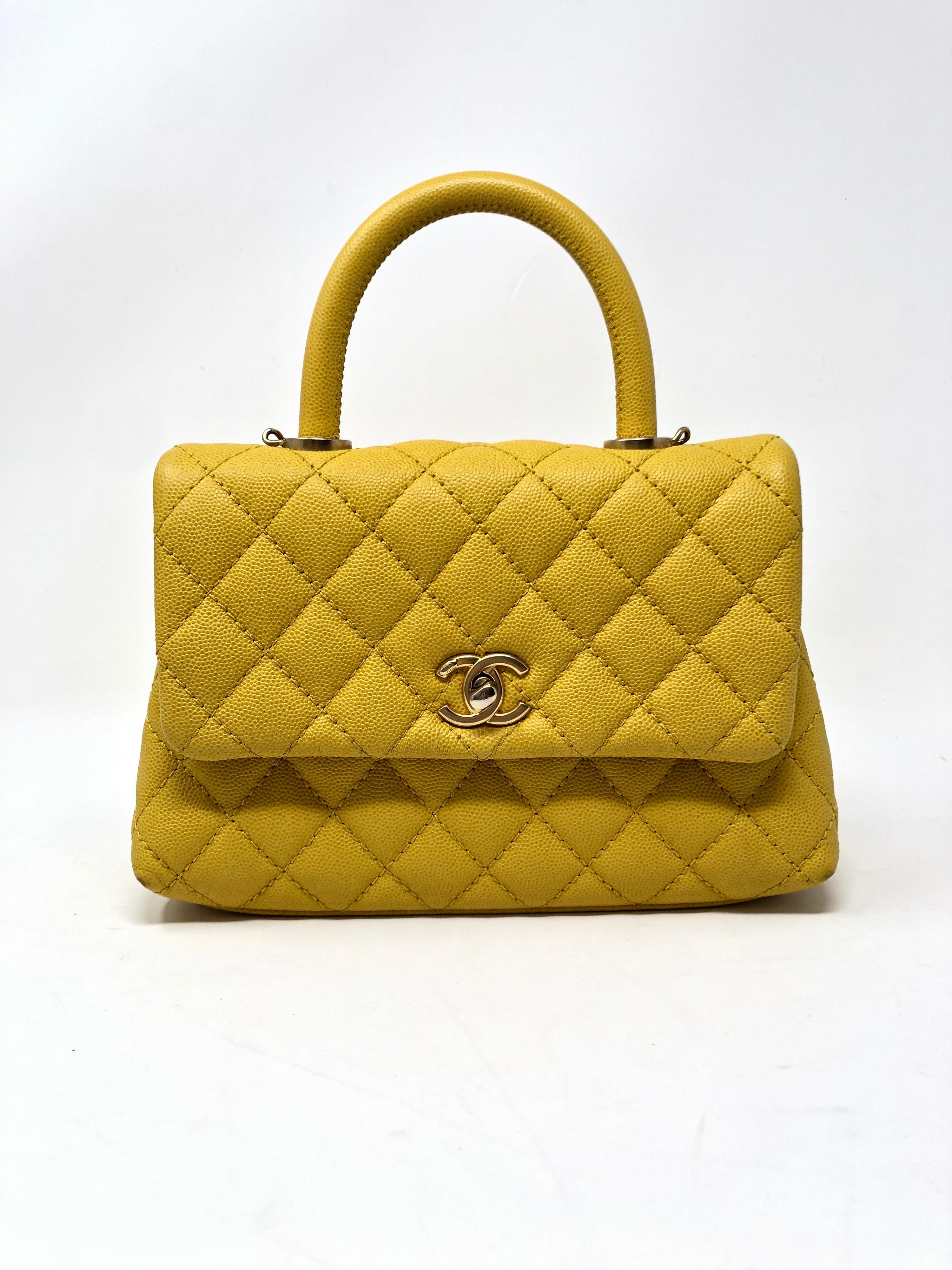Chanel Gelbe Coco Henkeltasche. Kaviargelbes Leder. Guter Zustand. Leichte Abnutzung an den Ecken. Die Tasche kann auf 2 Arten getragen werden. Goldfarbene Hardware. Inklusive Echtheitskarte. Garantiert echt.