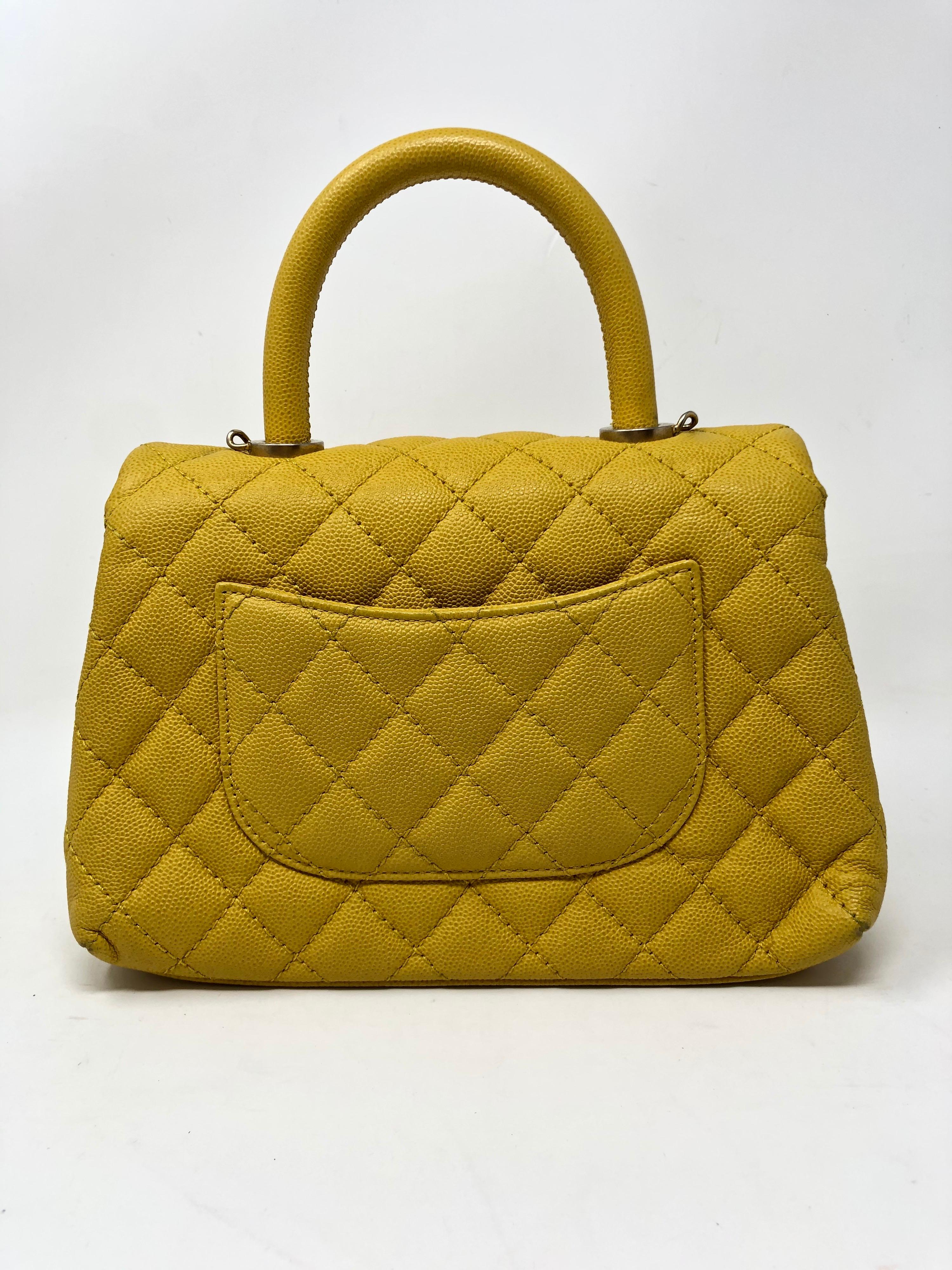 Chanel Gelbe Coco Henkeltasche im Zustand „Gut“ in Athens, GA