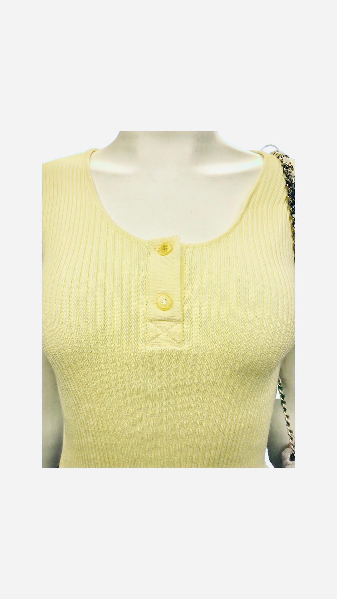 - Chanel coton jaune sans manches  haut.

- Fermeture par boutons CC. 

- Taille 42.

- 100% coton 

