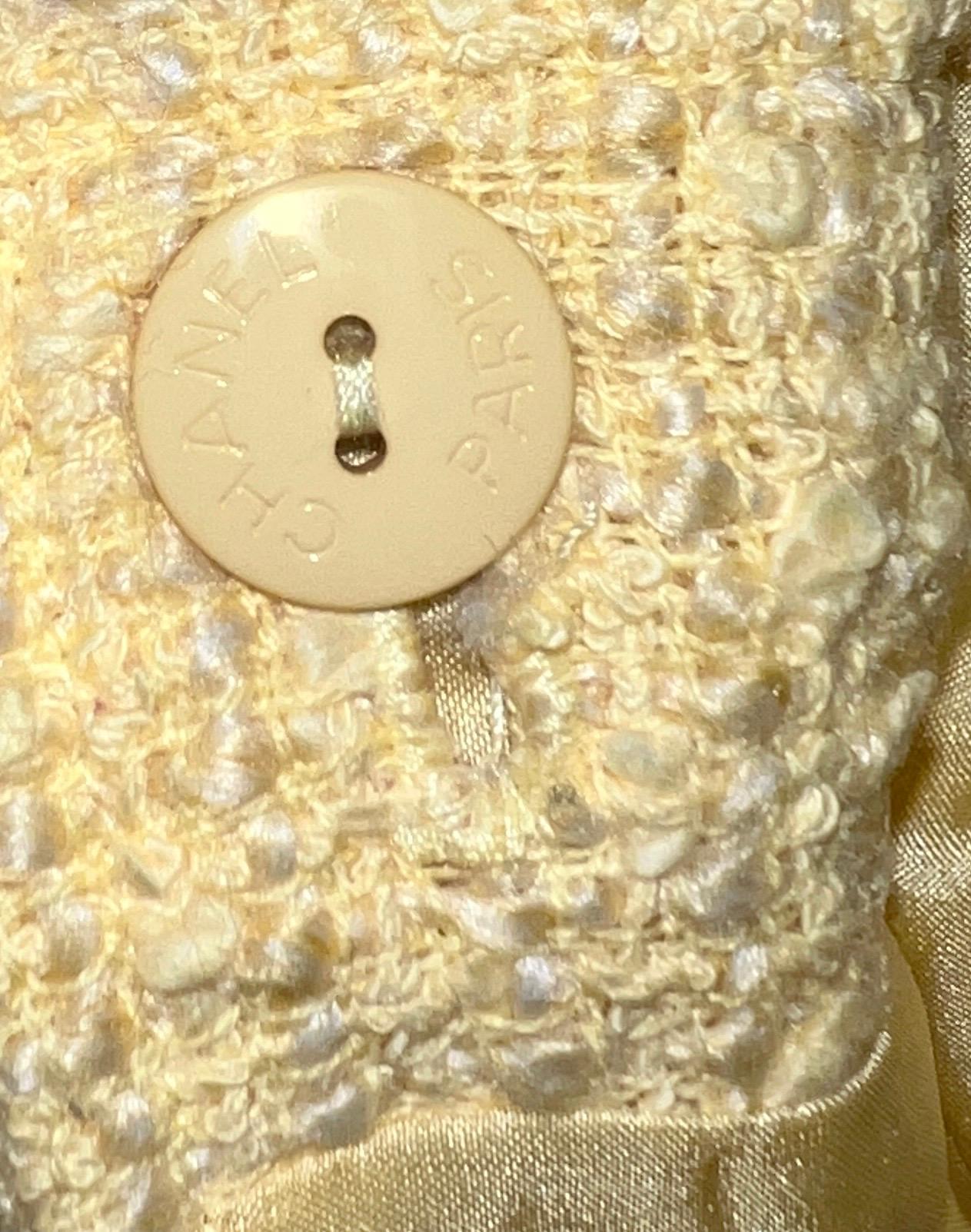 CHANEL Gelbe Fantasie-Tweedjacke Blazer & Rock Anzug mit „COCOCO“-Detail 36/38 im Angebot 6